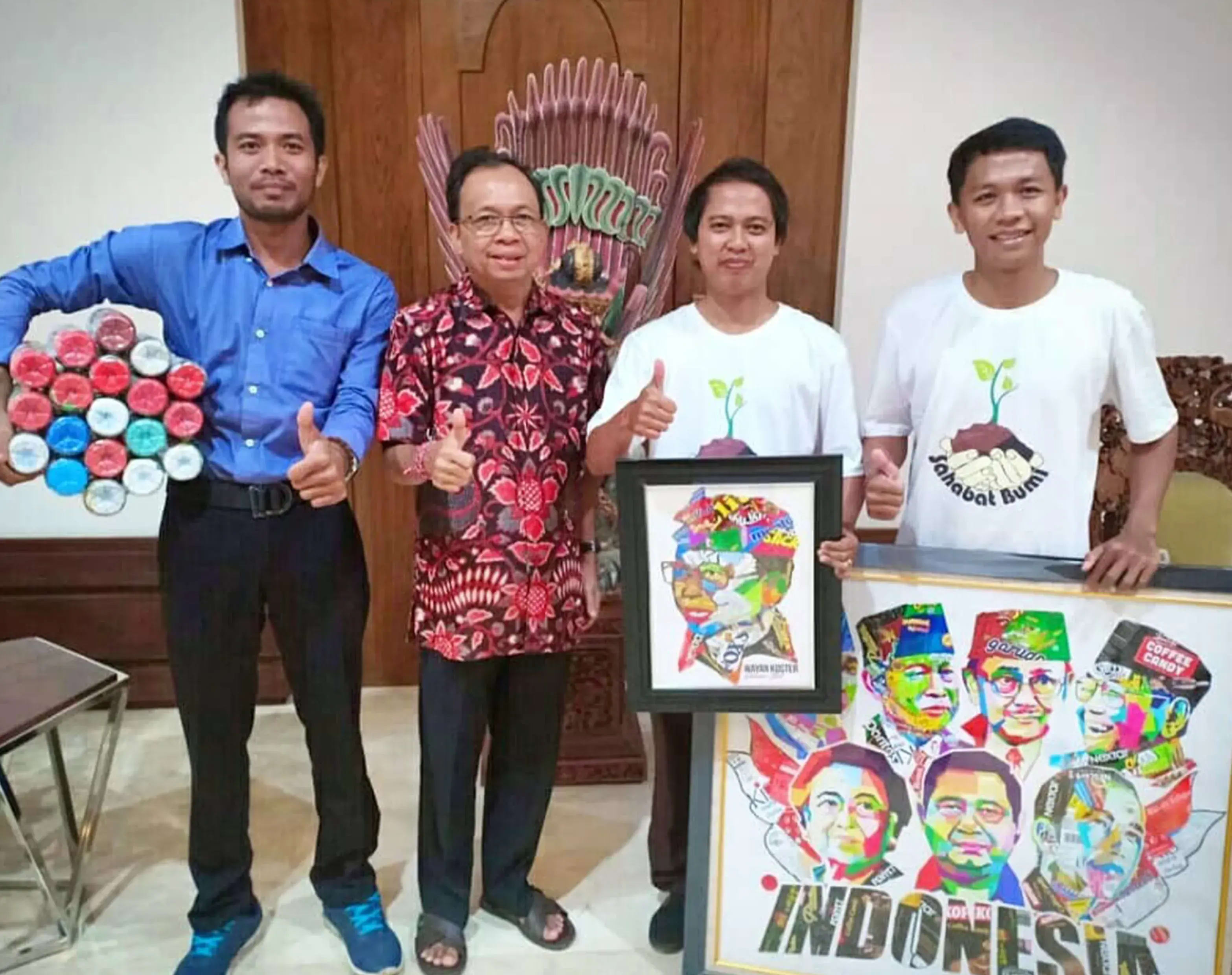 Penyerahan wajah Plastik ke Gubernur Bali