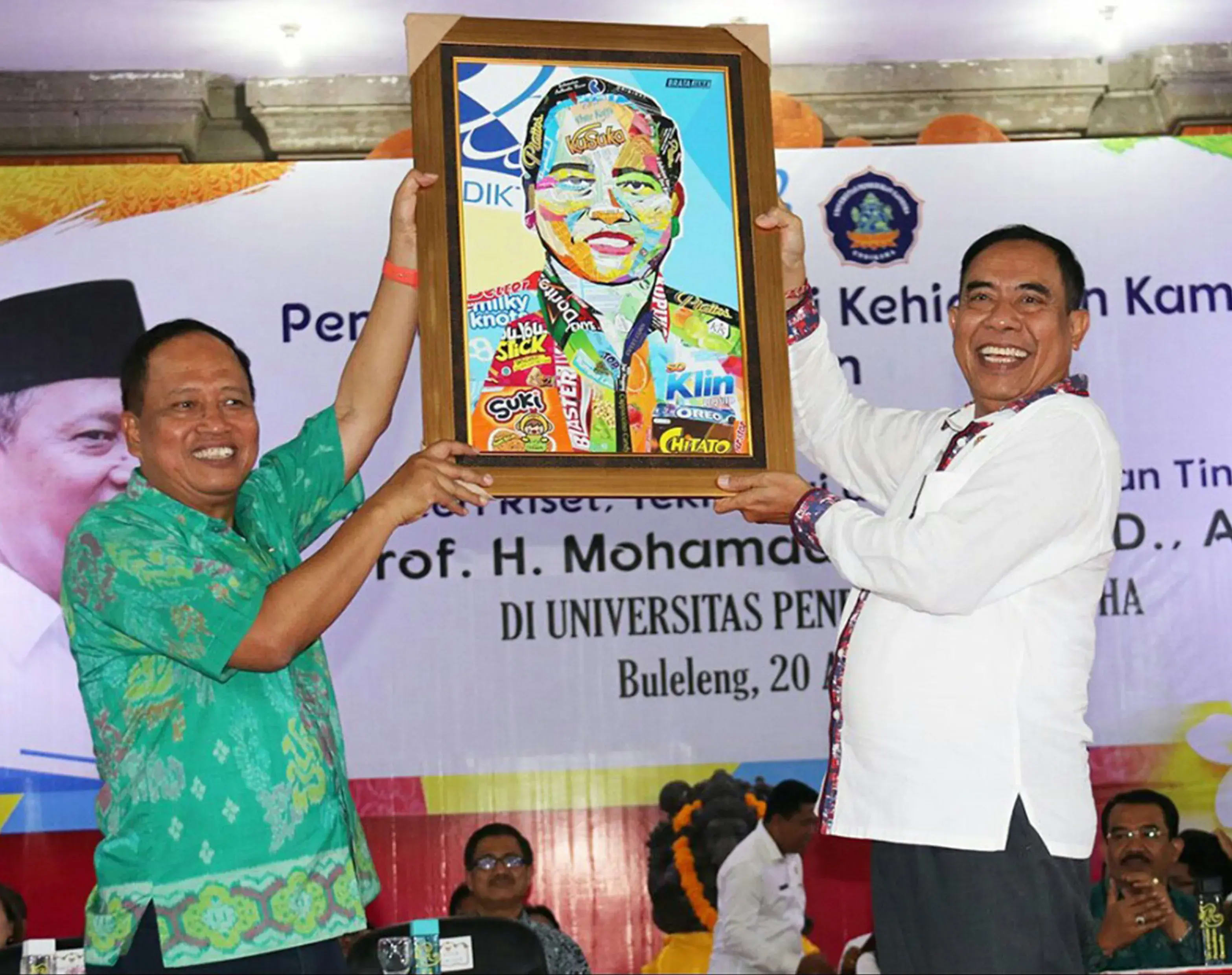 Penyerahan wajah Plastik ke Menteri Ristekdikti M Nasir