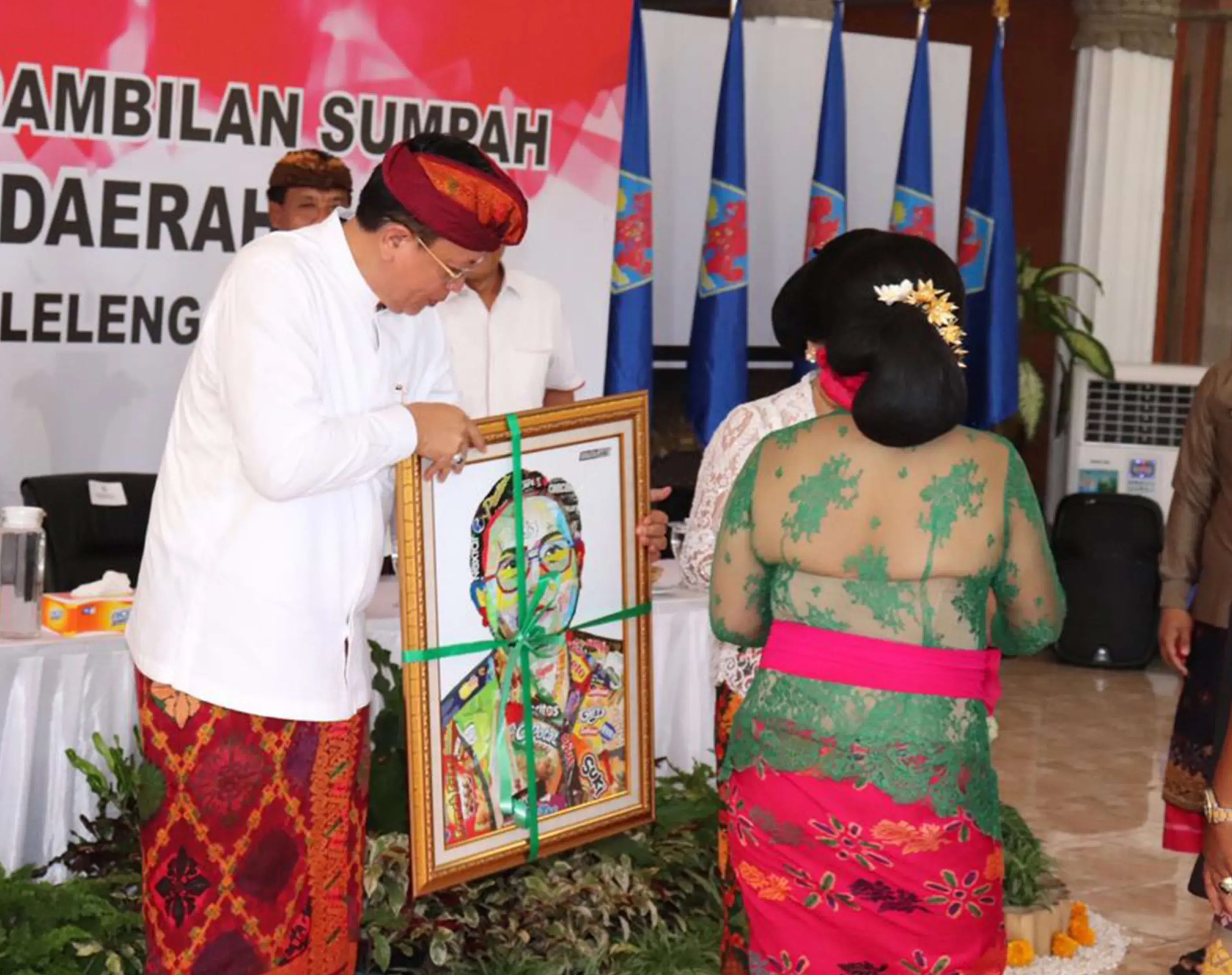Penyerahan wajah Plastik ke Sekda Buleleng Dewa Puspaka
