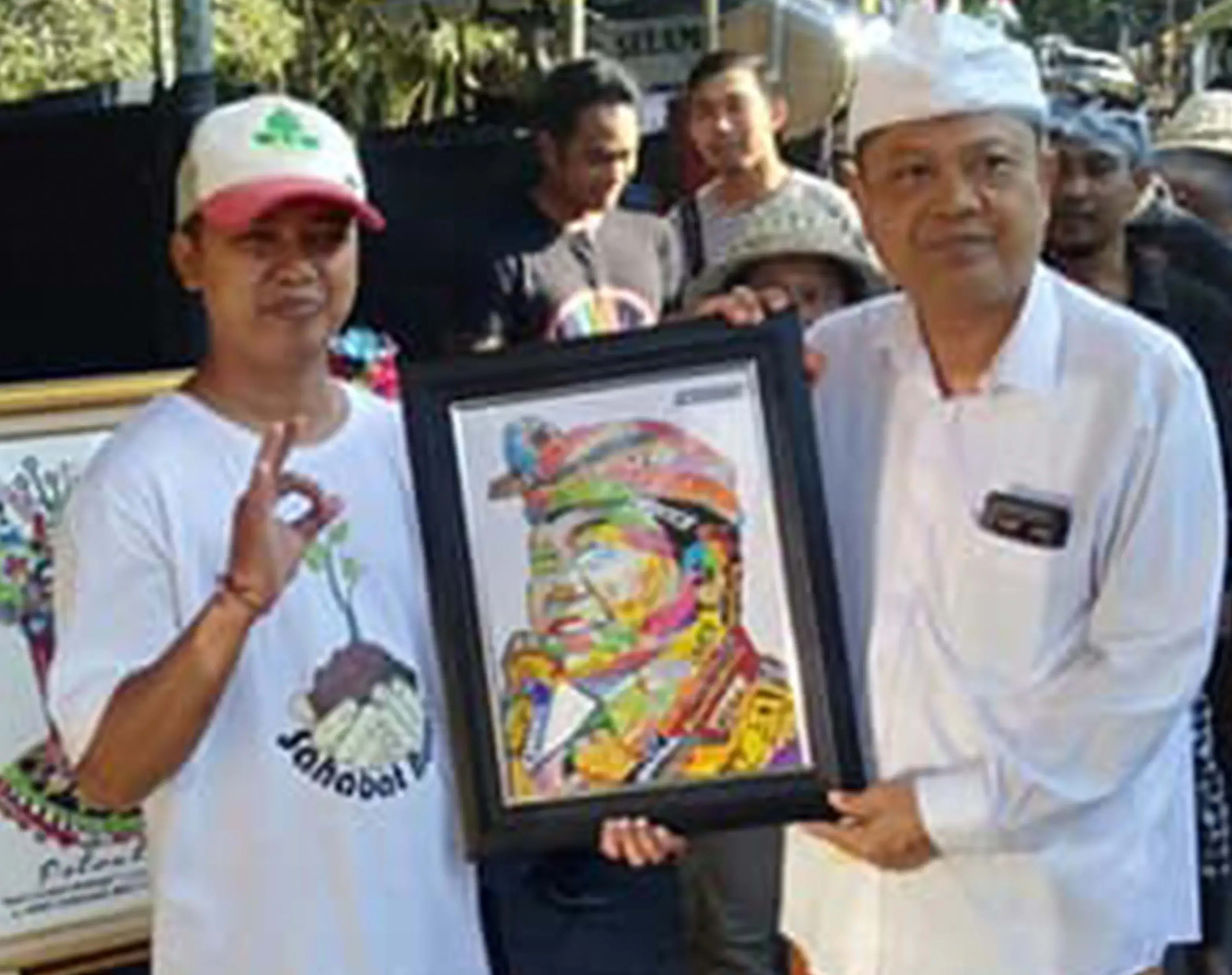 Penyerahan wajah Plastik ke Walikota Denpasar