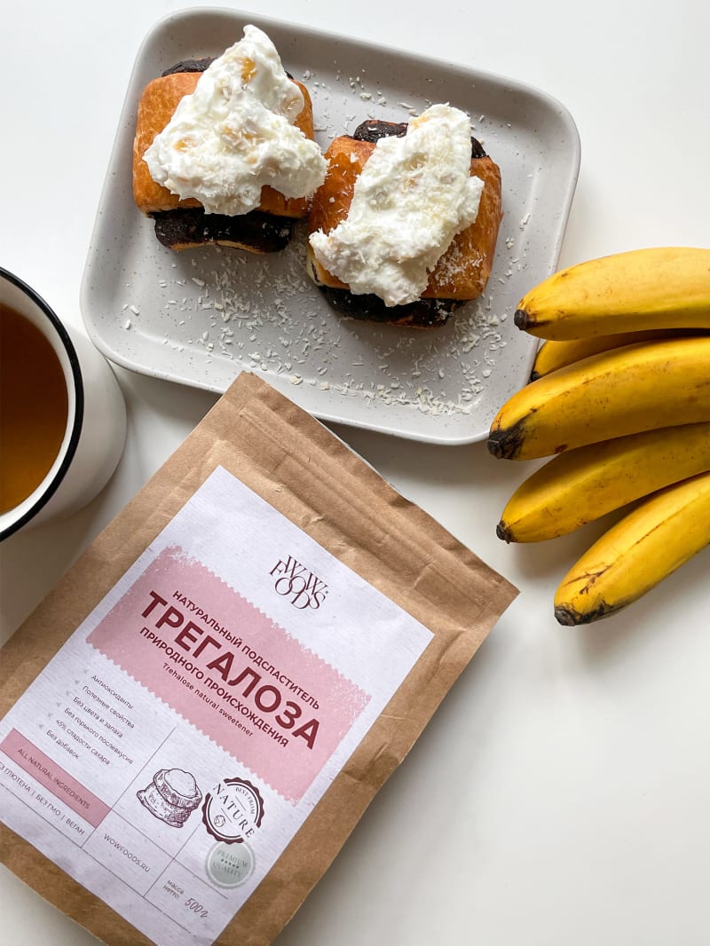 Упаковка натурального подсластителя Трегалоза WOWFOODS на столе, вид сверху, с бананами, пирожные, чашка