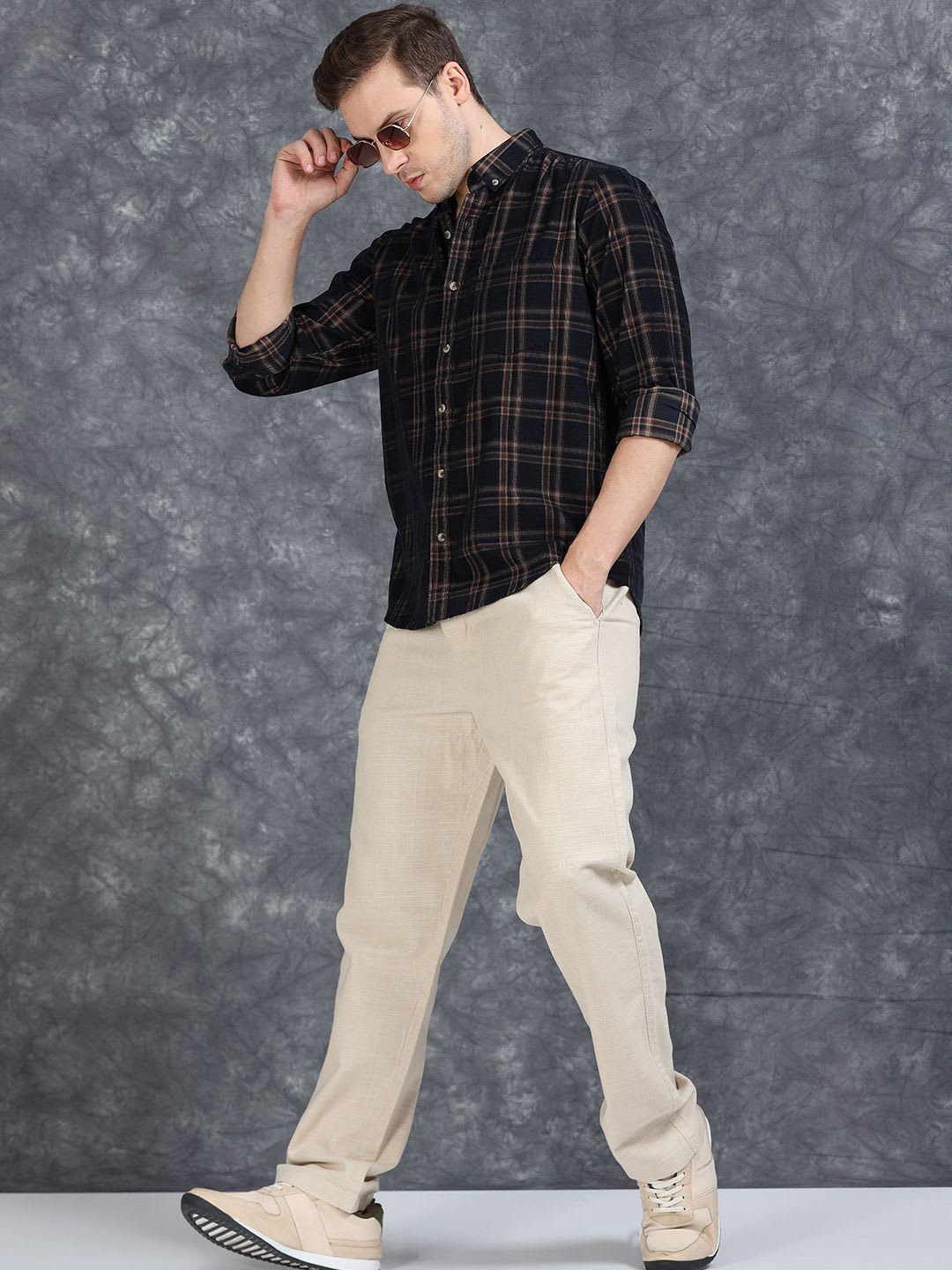 Roadster The Roadster Lifestyle Co Men Linen Relaxed-Fit Regular Trouser - right view