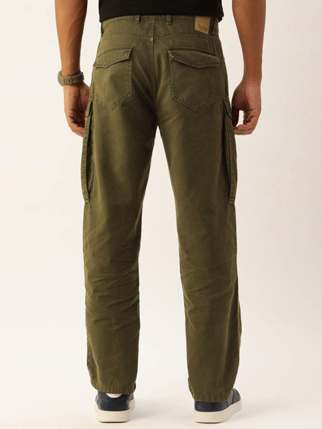 Bene Kleed Men Olive solid Relaxed Cotton Cargos Trousers - back view