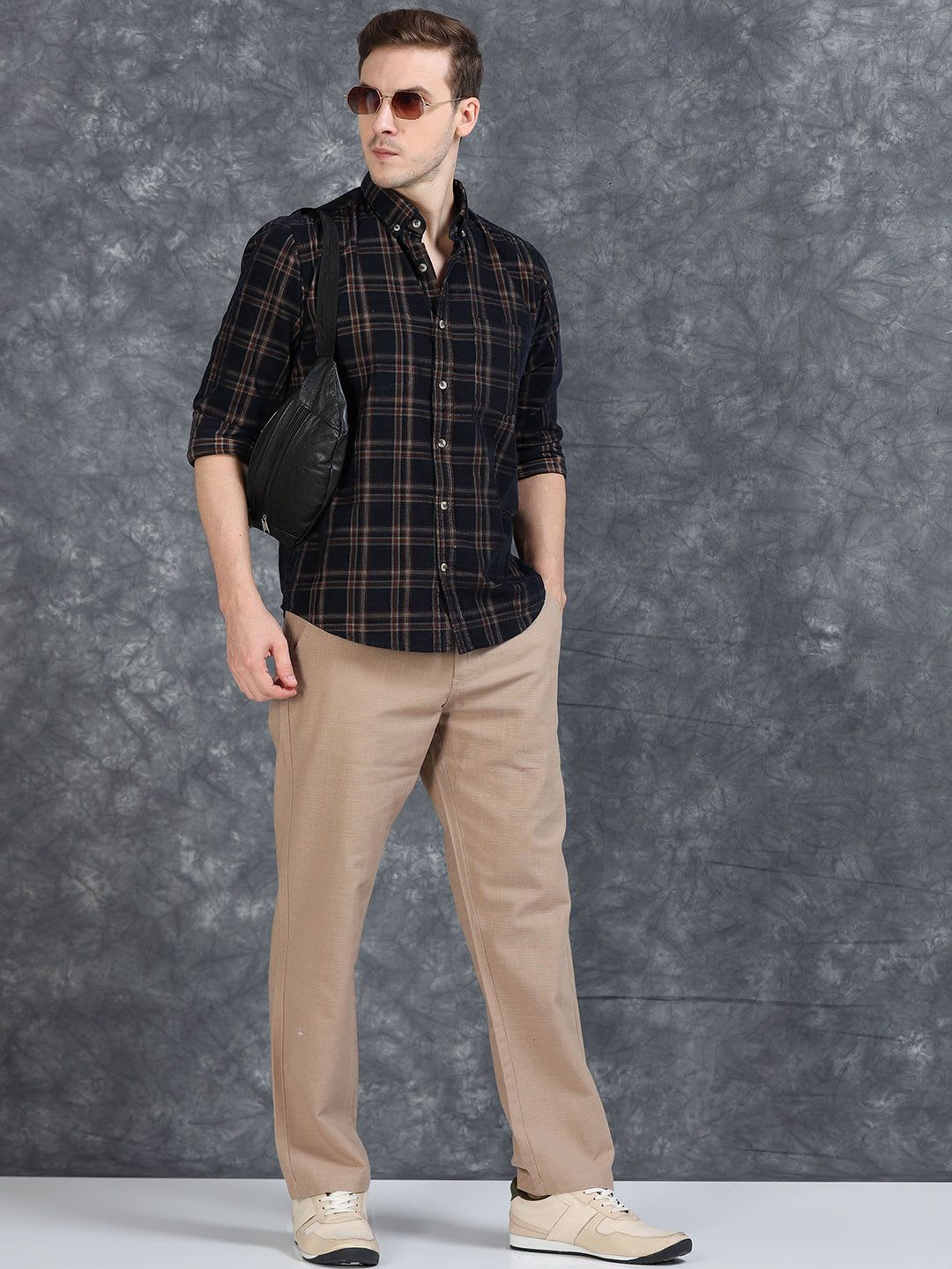 Roadster The Roadster Lifestyle Co Loose Fit Mid-Rise Linen Regular Trouser - right view
