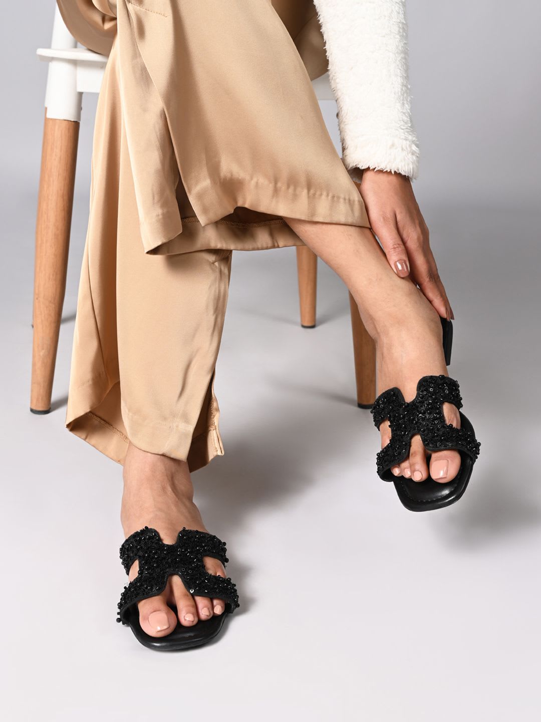 CAI Black beaded H strap flat - default view