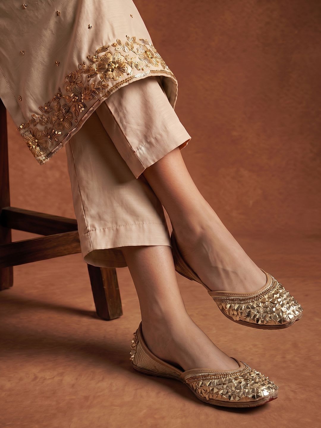 House of Pataudi Women Ethnic Embellished Mojaris Flats - default view