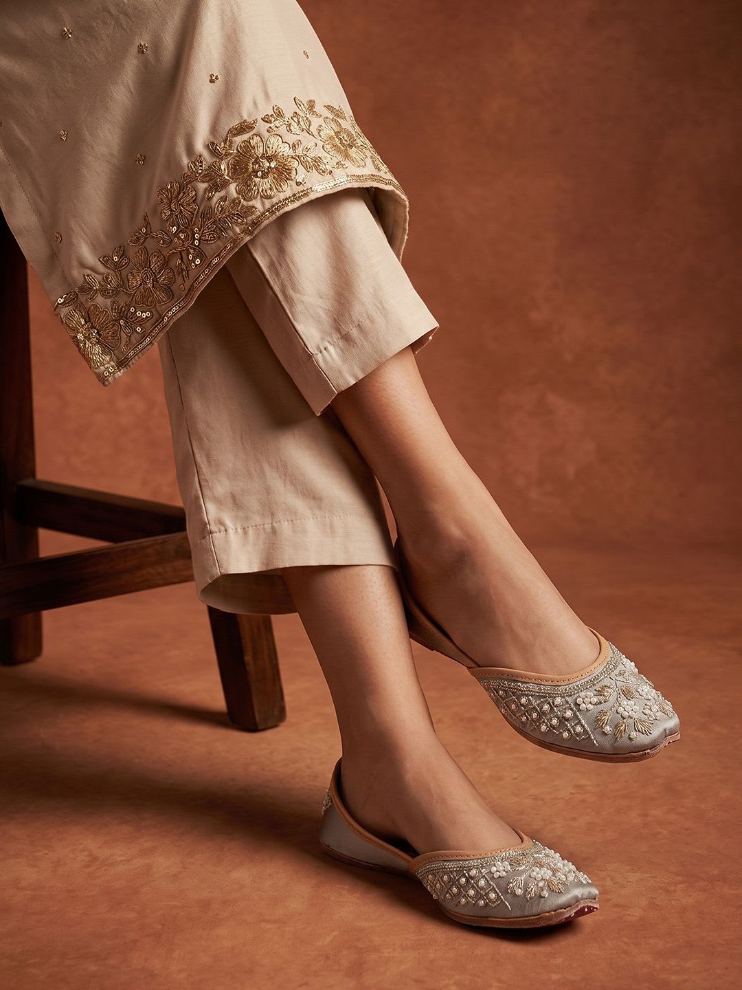 House of Pataudi Women Ethnic Embellished Leather Mojaris Flats - default view