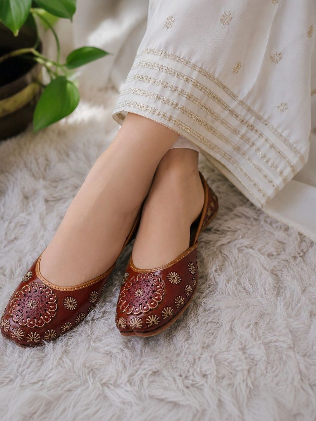 House of Pataudi Women Embellished Ethnic Mojaris Flats - default view