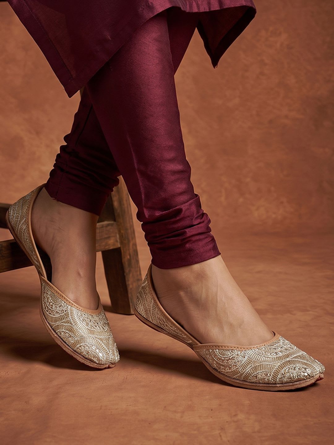 House of Pataudi Women Ethnic Embellished Mojaris Flats - default view