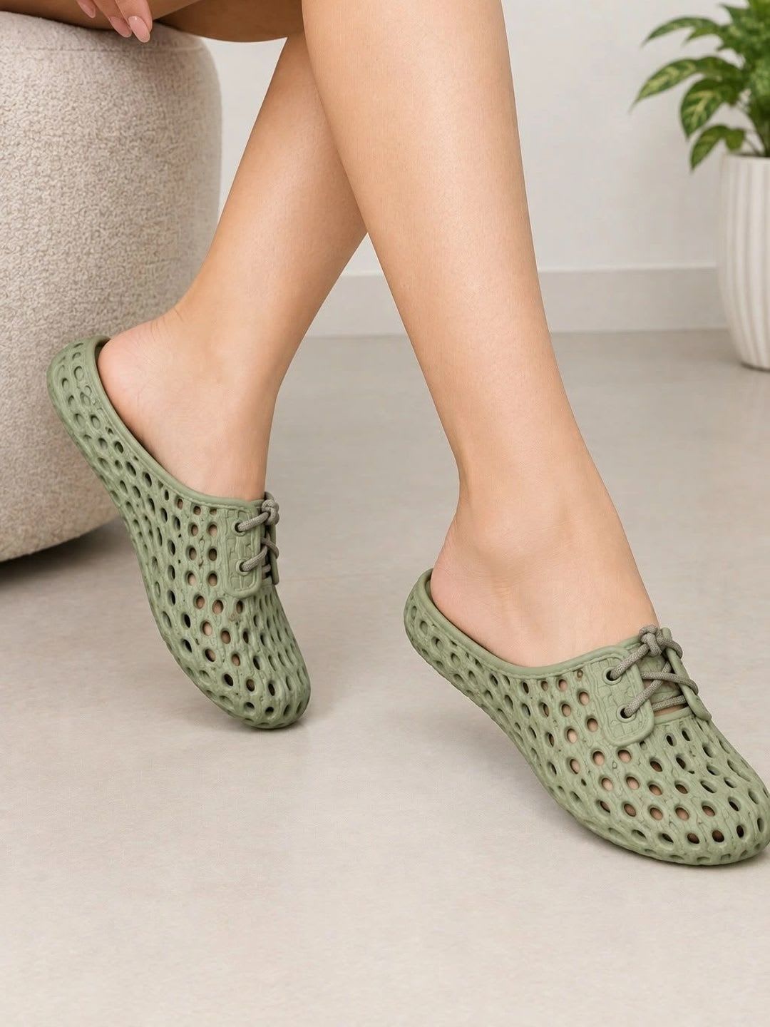 Moda Rapido Women Textured Mules Flats - default view