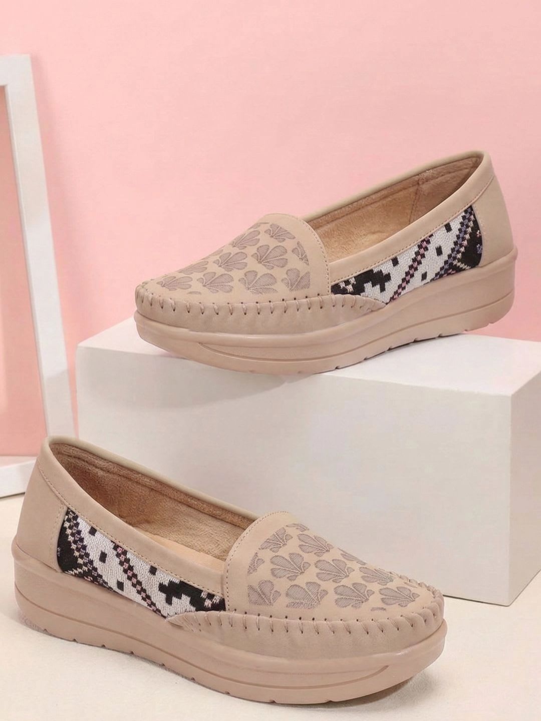 carrito Women Textured Loafers - default view