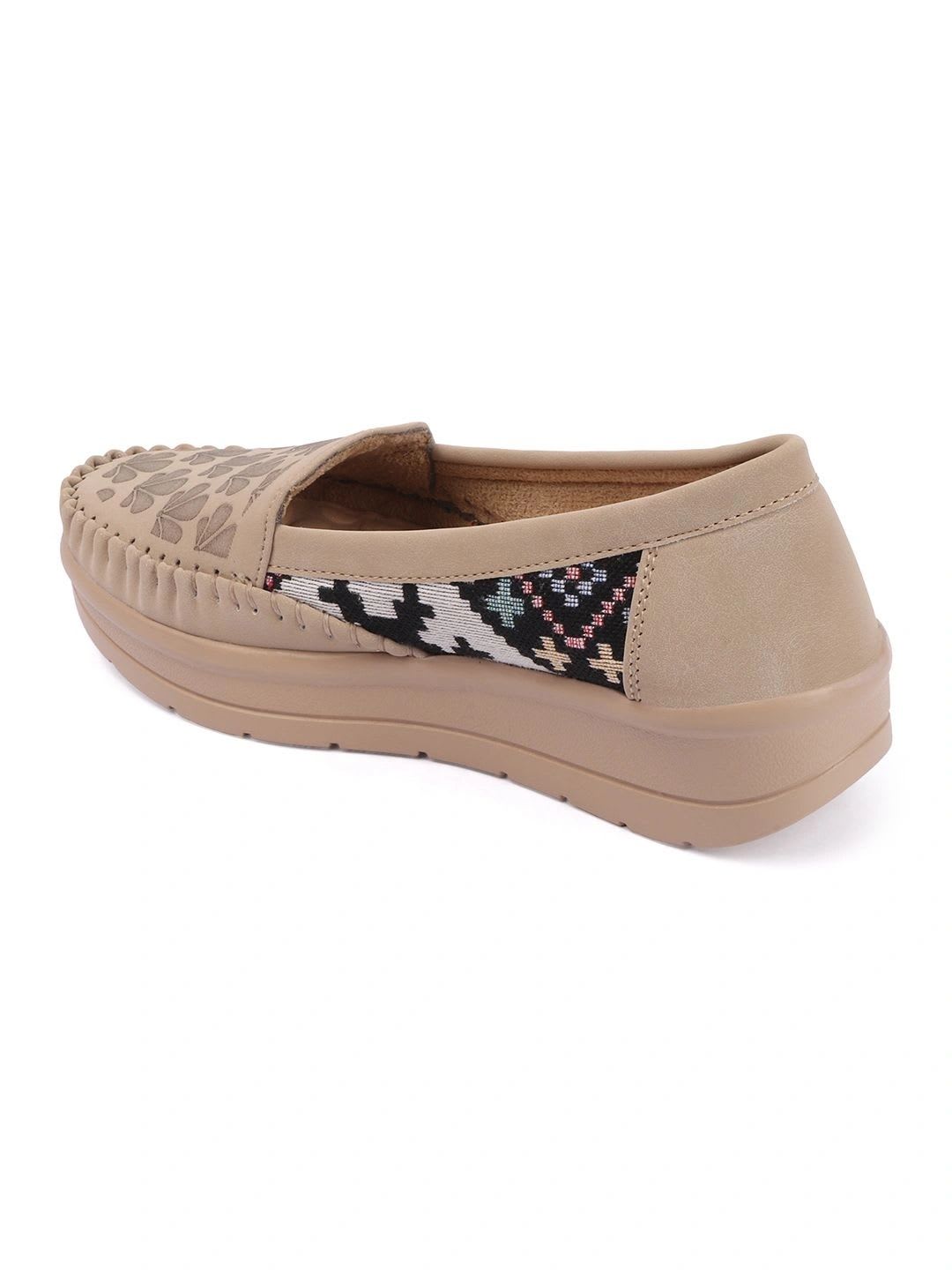 carrito Women Textured Loafers - back view