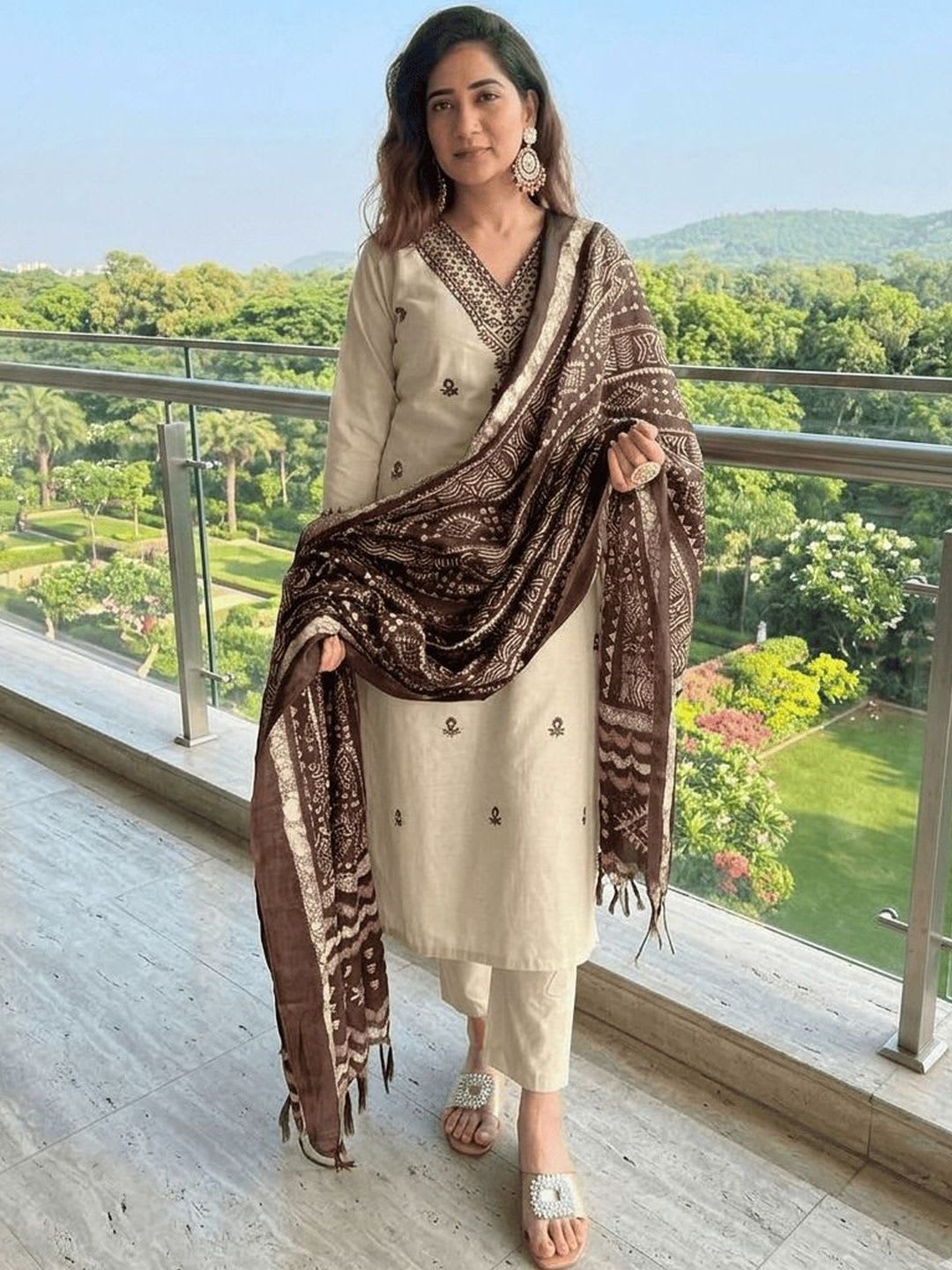 Vilantra Fashion Women Ethnic Motifs Embroidered Regular Thread Work Pure Cotton Kurta with Trousers & With - default view