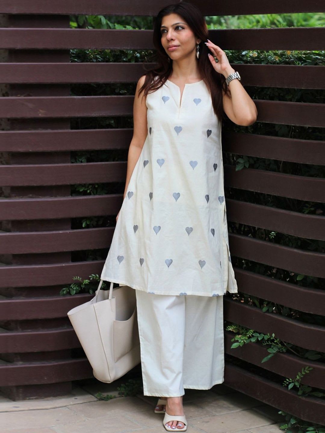 Aaghnya Women Printed Regular Kurta with Palazzos - right view