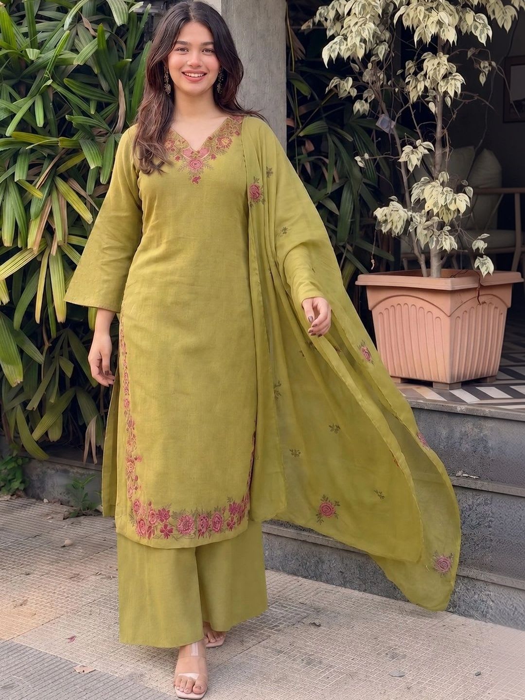 Aaghnya Women Floral Embroidered Regular Thread Work Kurta with Trousers & With Dupatta - back view