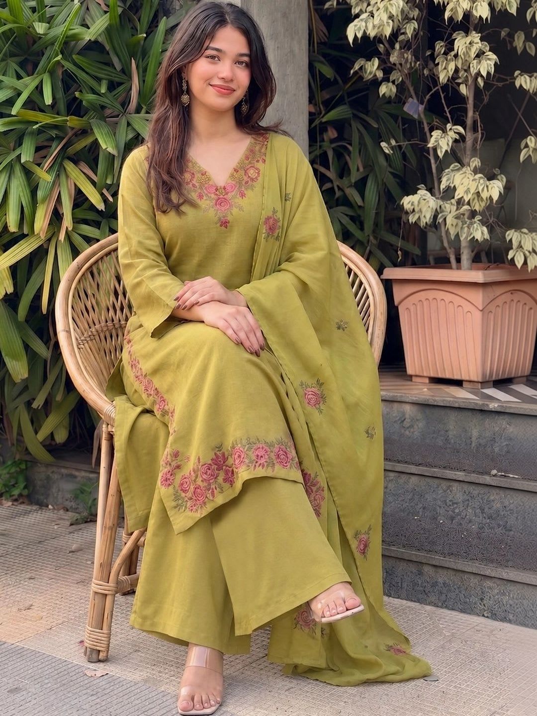 Aaghnya Women Floral Embroidered Regular Thread Work Kurta with Trousers & With Dupatta - left view