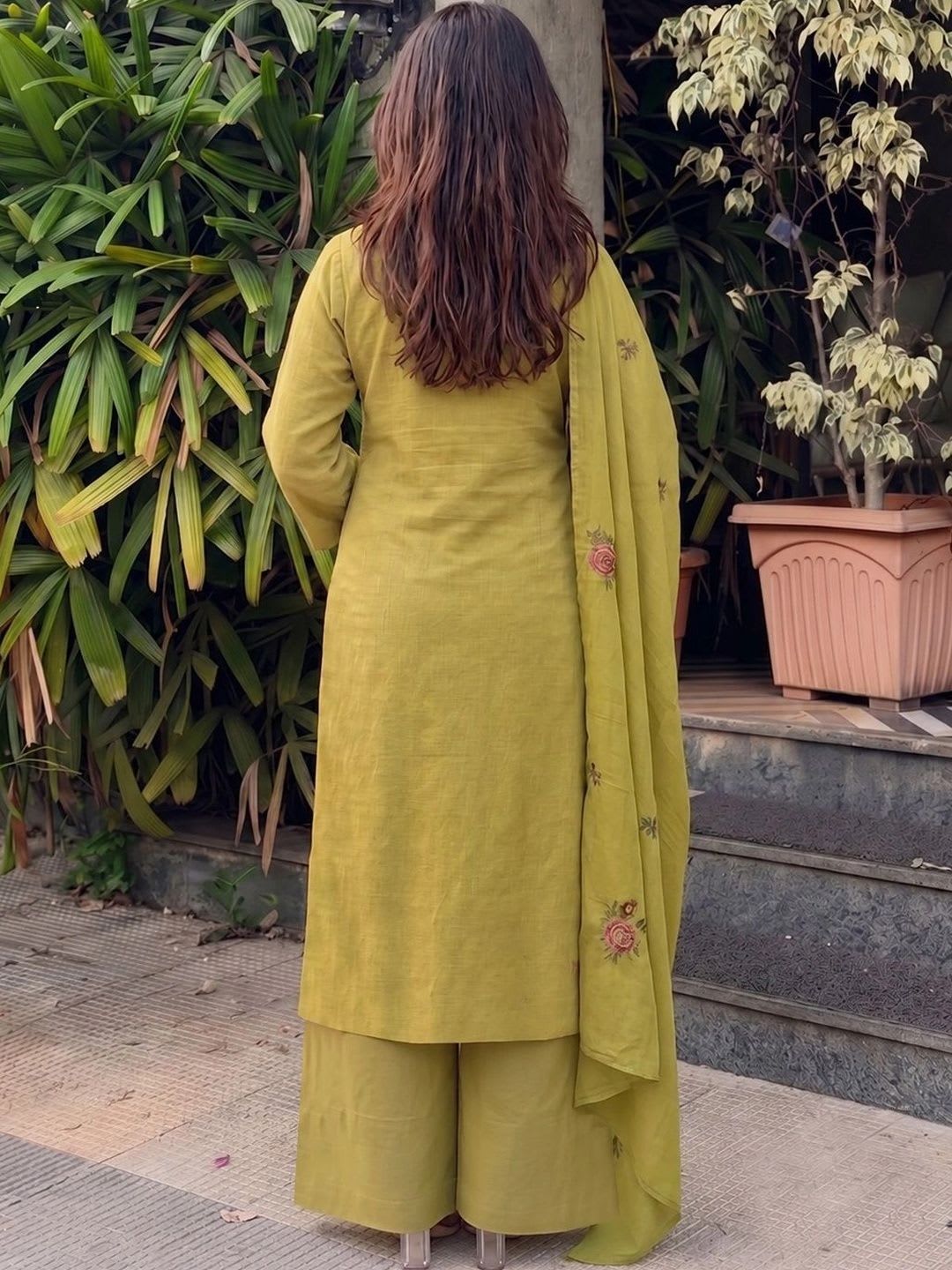 Aaghnya Women Floral Embroidered Regular Thread Work Kurta with Trousers & With Dupatta - right view