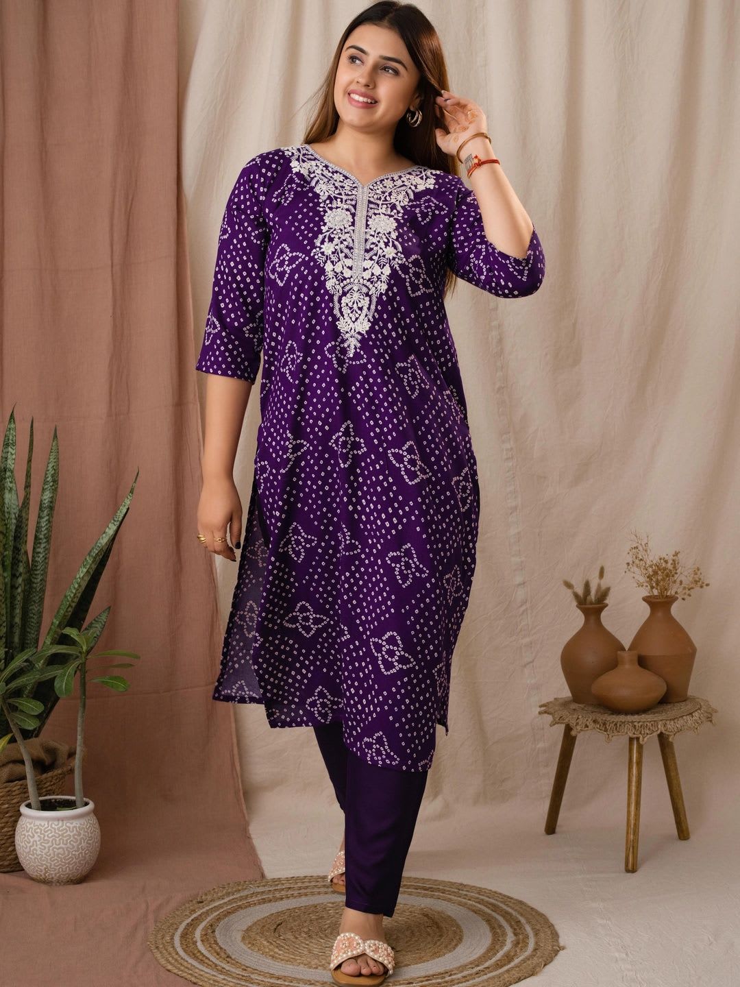 Amthi Women Ethnic Motifs Printed Regular Thread Work Kurta with Trousers - right view