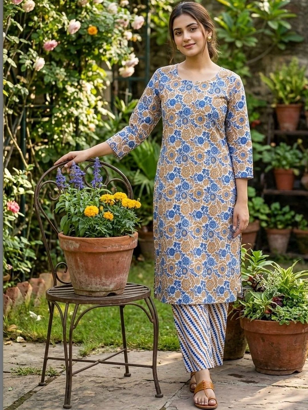 Khasmuda Attire Women Floral Printed Regular Pure Cotton Kurta with Trousers - default view