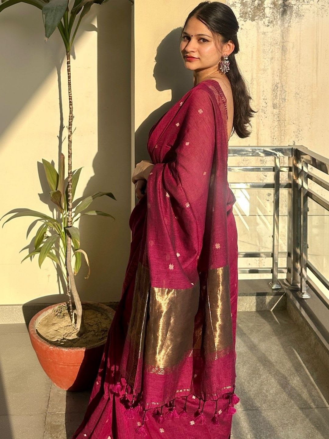 Polki by bhagwati saree Woven Design Zari Pure Cotton Handloom Fashion Saree - back view