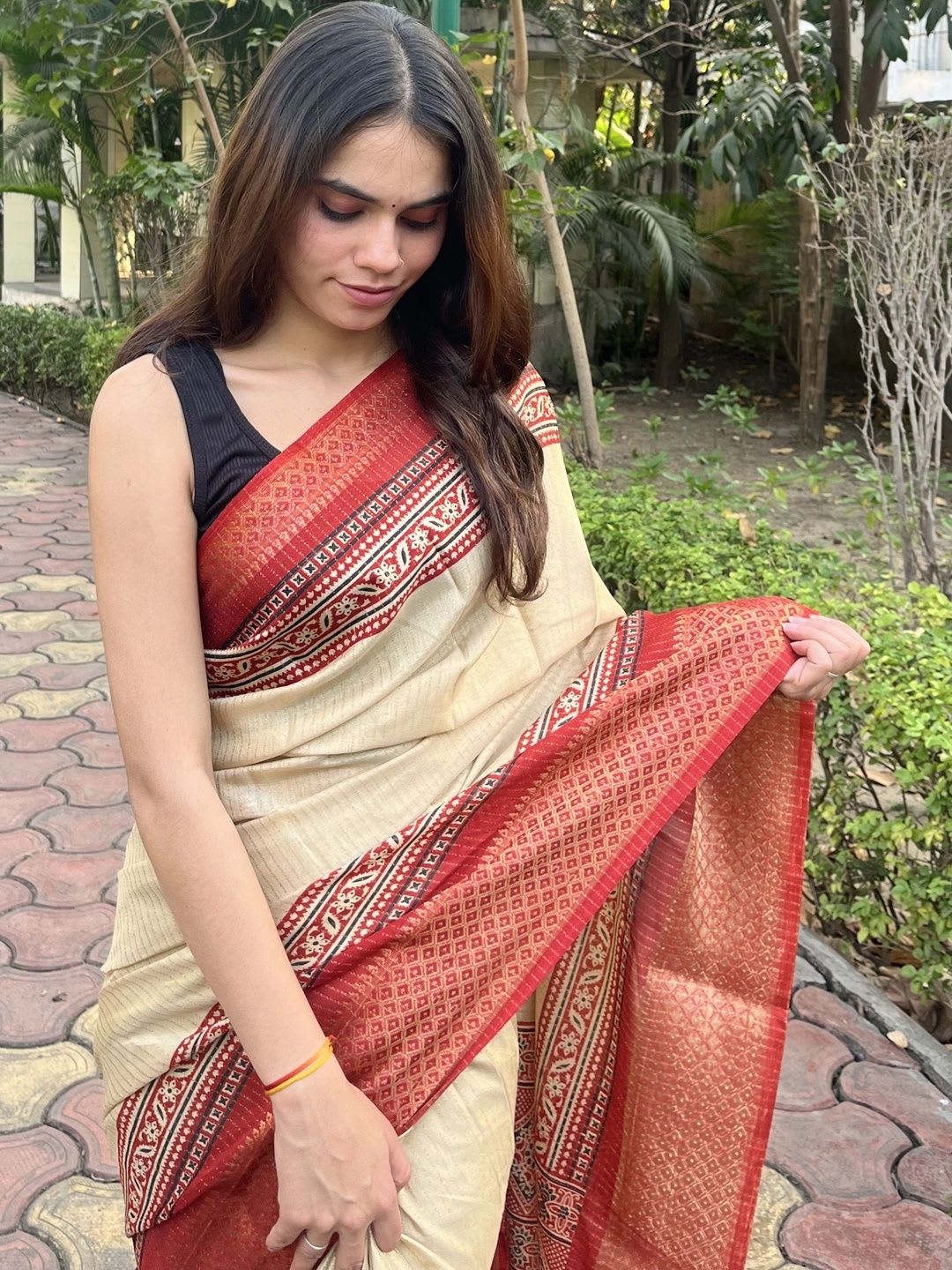 Aangan Silk Zari Silk Cotton Maheshwari Saree - right view