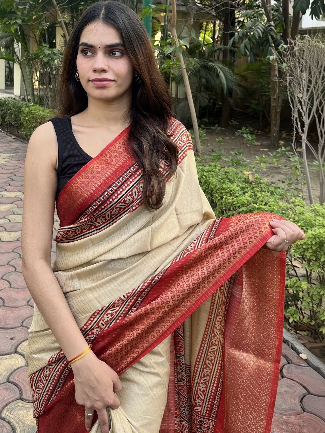 Aangan Silk Zari Silk Cotton Maheshwari Saree - left view