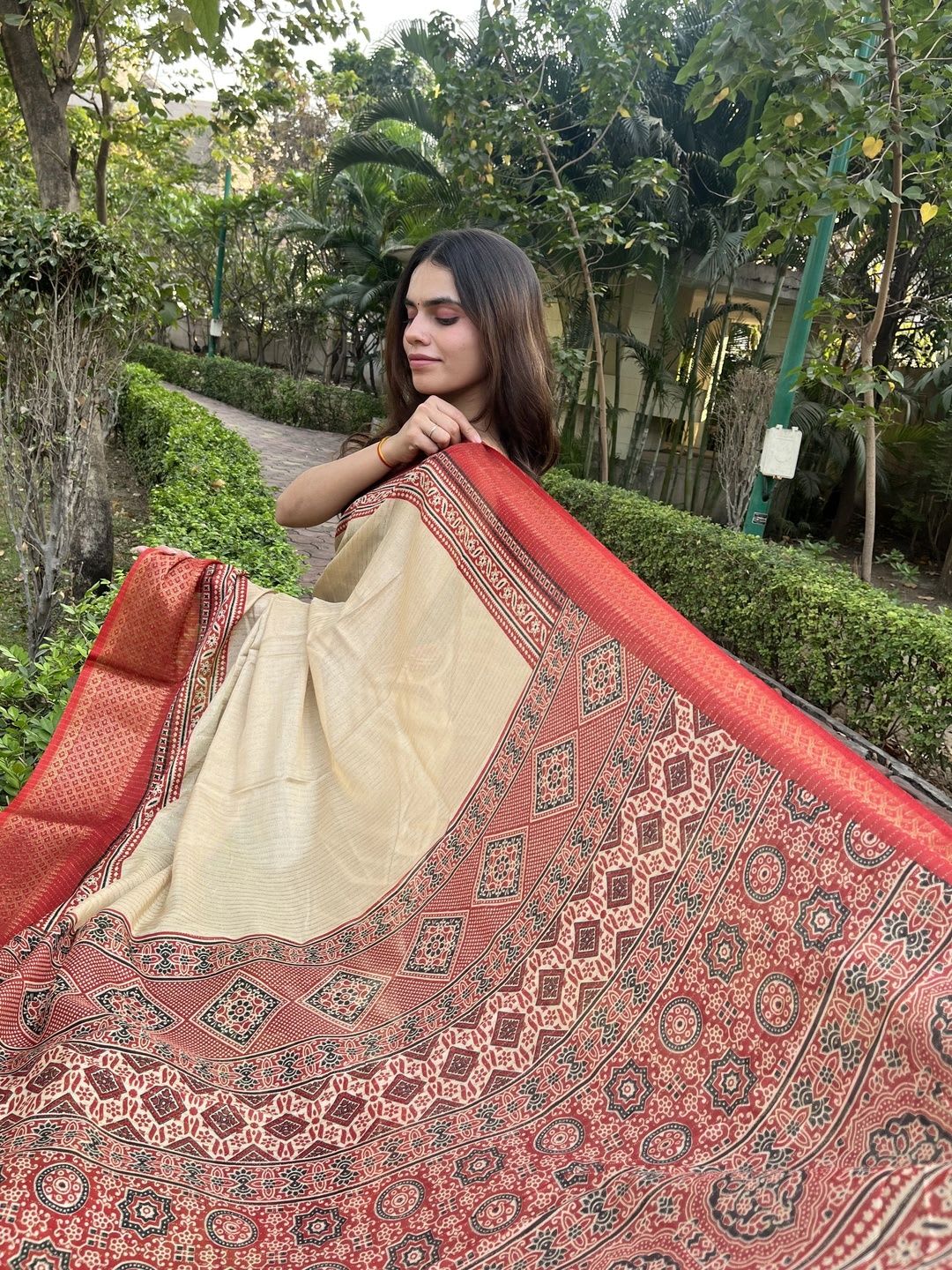 Aangan Silk Zari Silk Cotton Maheshwari Saree - back view