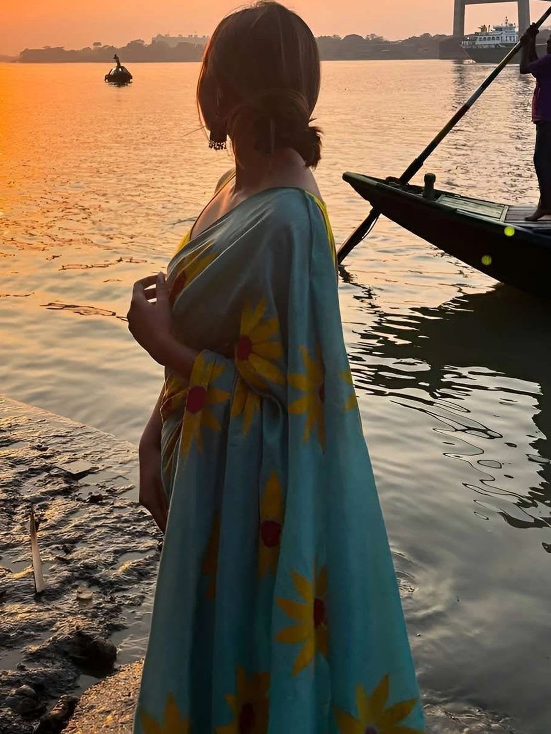 alkaa fashion Floral Linen Blend Saree - back view