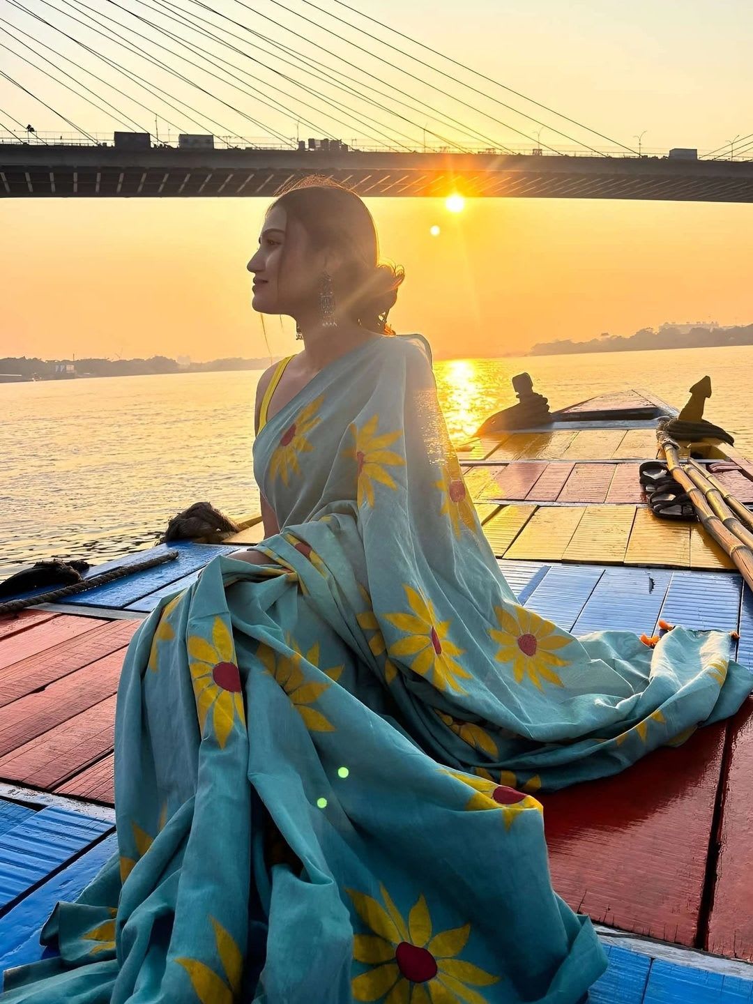 alkaa fashion Floral Linen Blend Saree - left view
