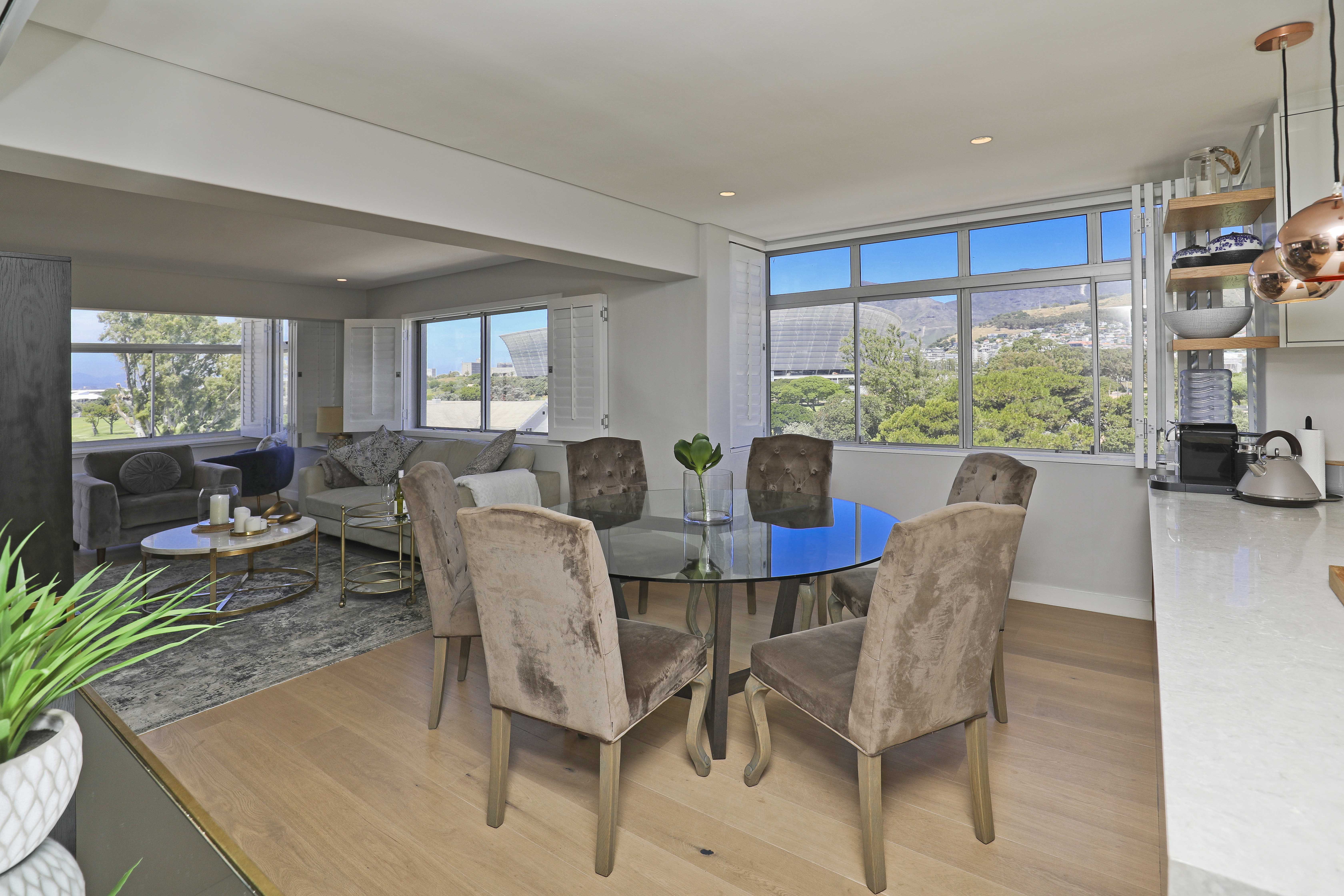 Stunning Apartment with 180 views thumbnail 4