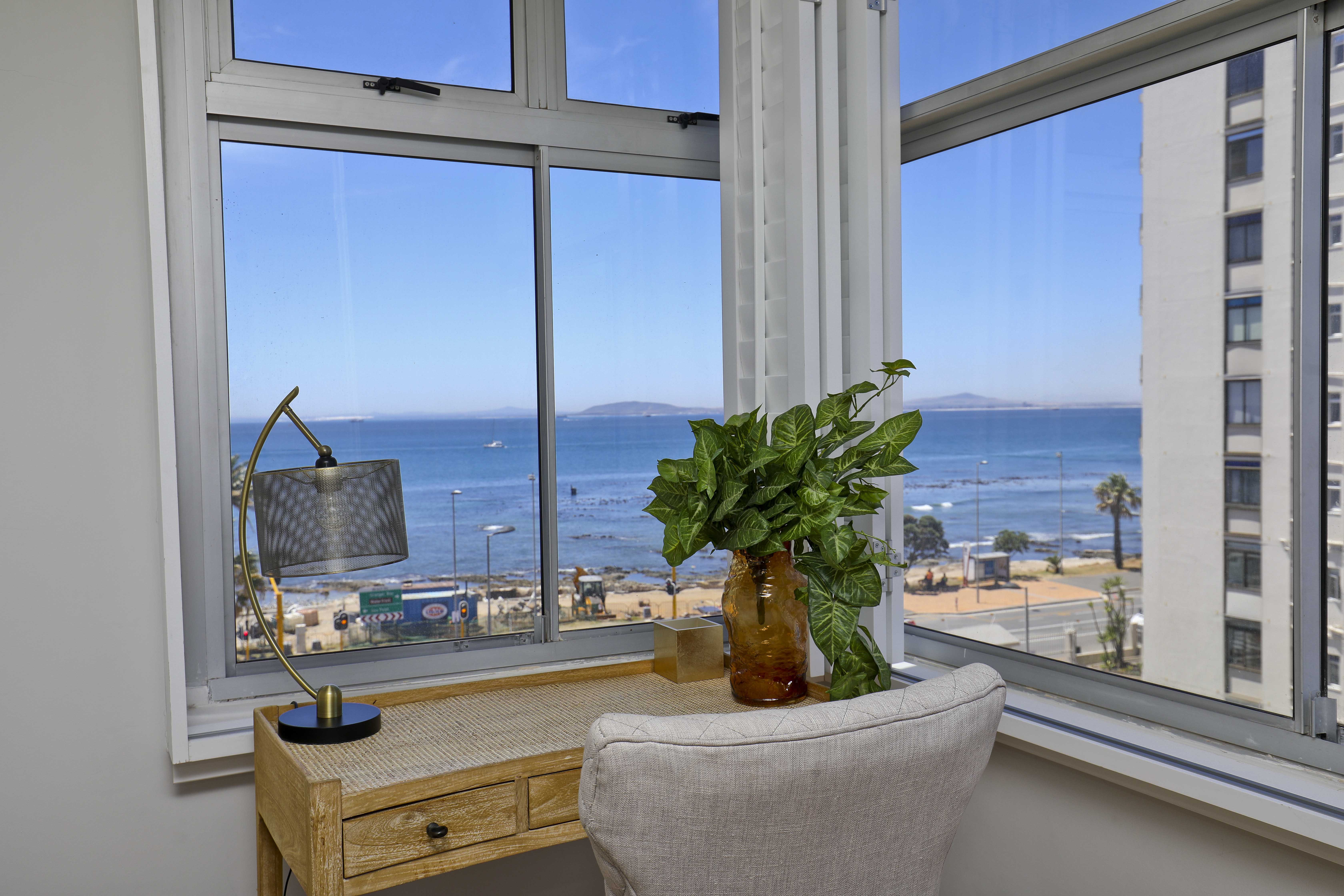 Stunning Apartment with 180 views thumbnail 5