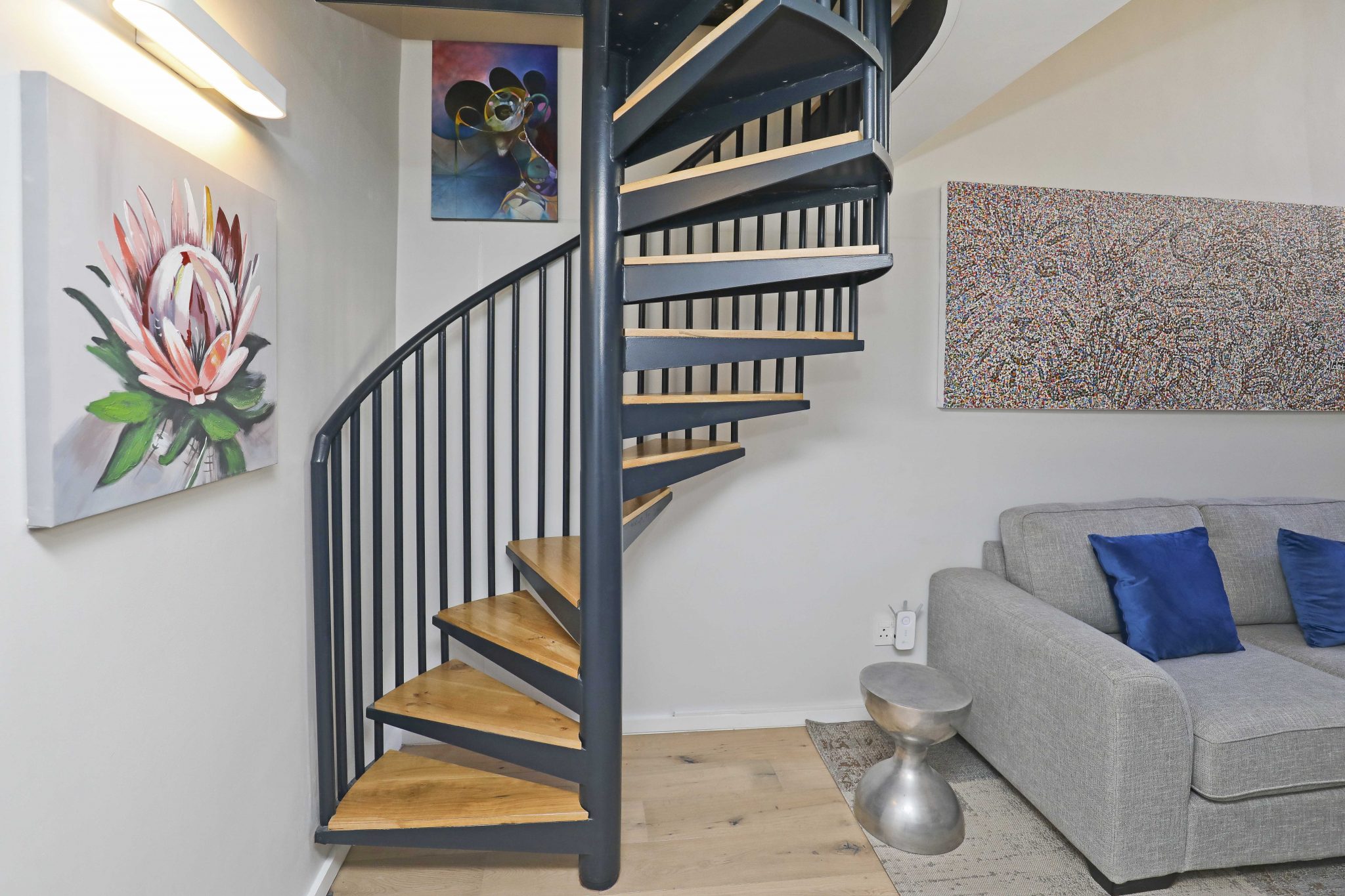 Beautifully decorated 2-bedroom apartment in Sea Point thumbnail 3