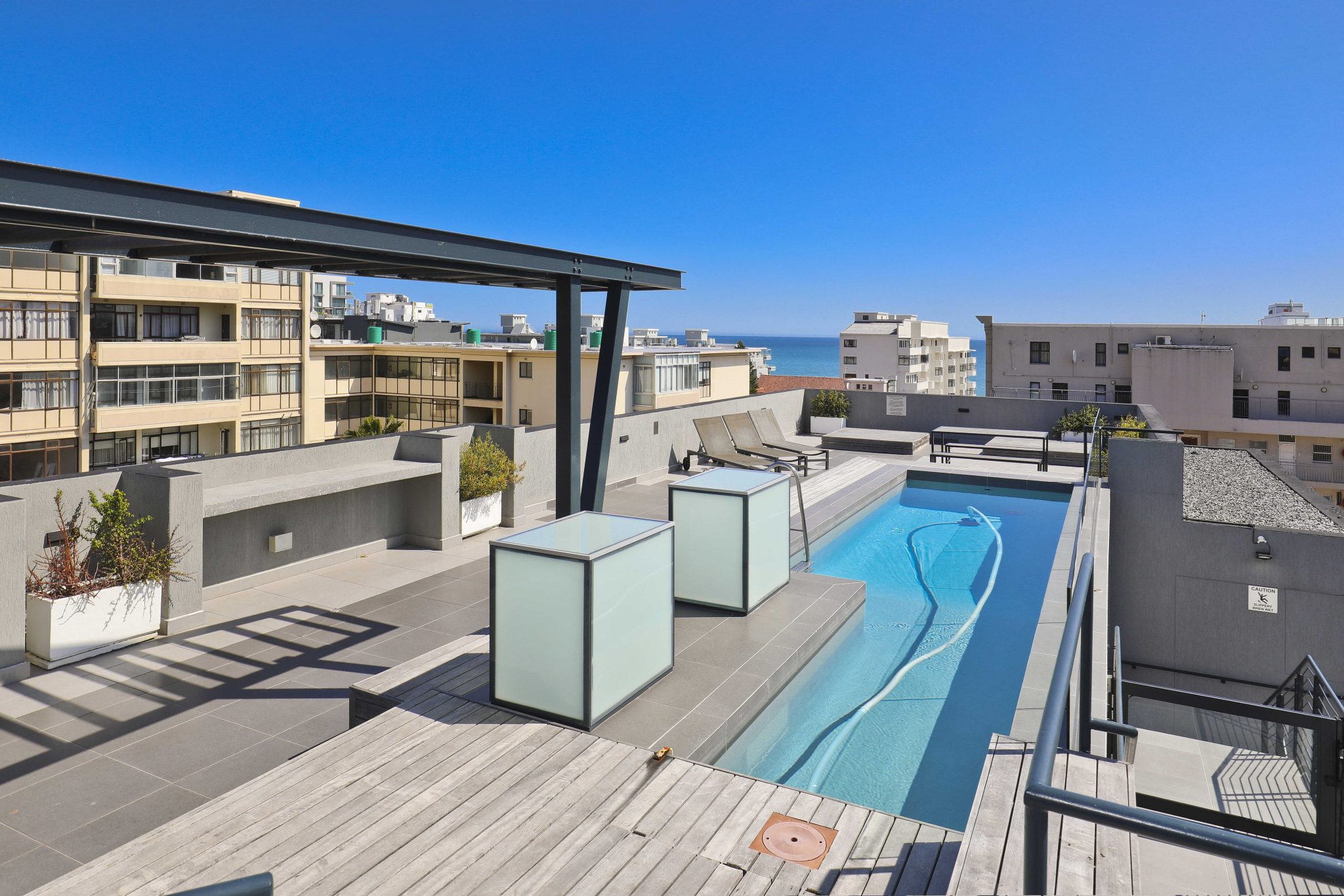 Beautifully decorated 2-bedroom apartment in Sea Point thumbnail 5