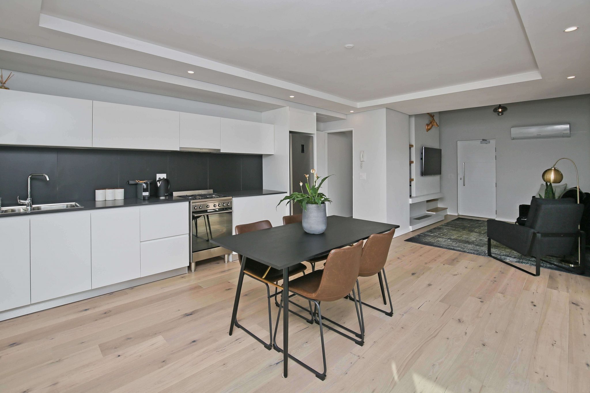 Brand new 2 bed apt, Sea Point thumbnail 3