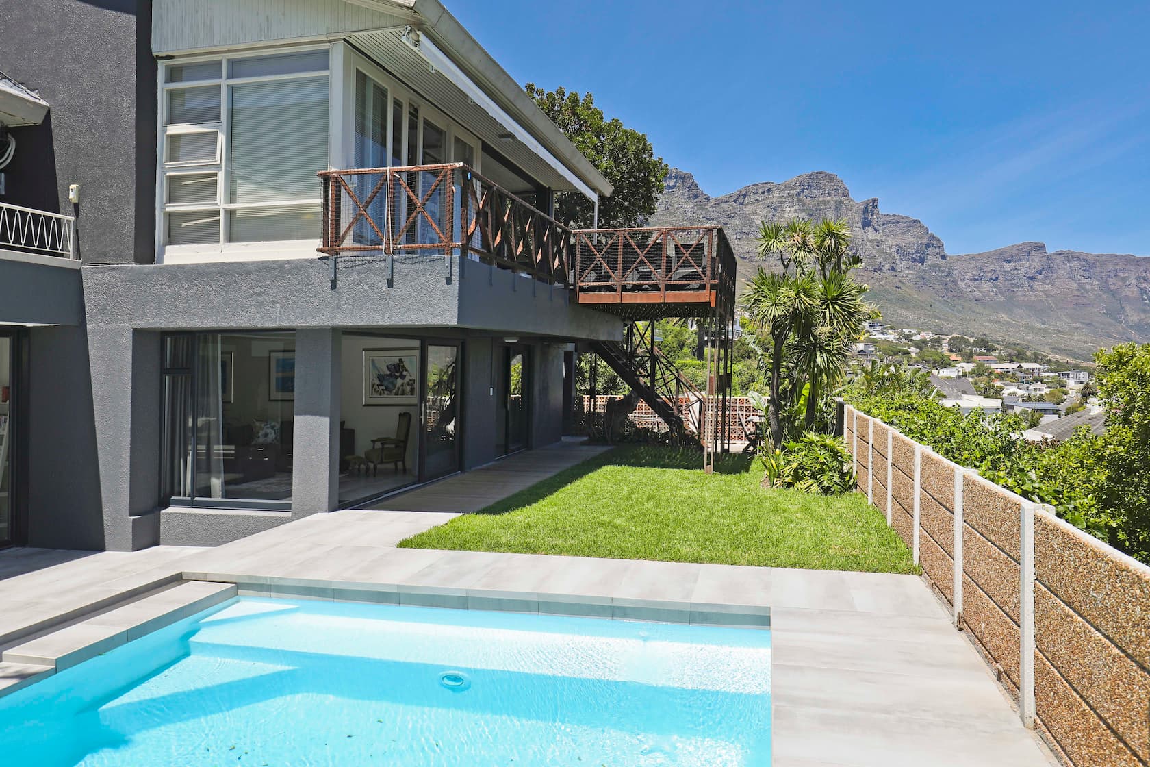 Camps Bay Chic thumbnail 2