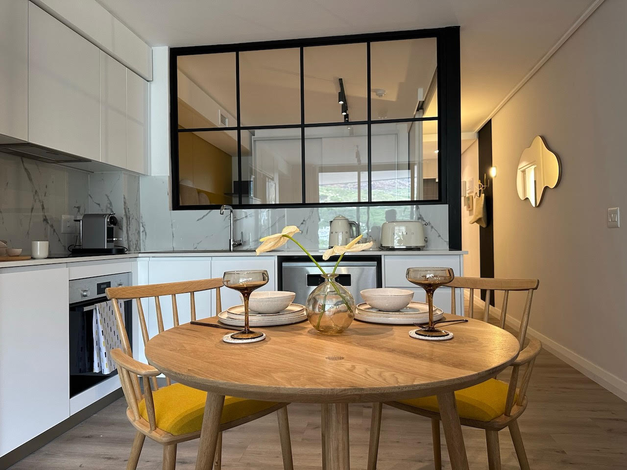 Designer apartment with Mountain views thumbnail 2