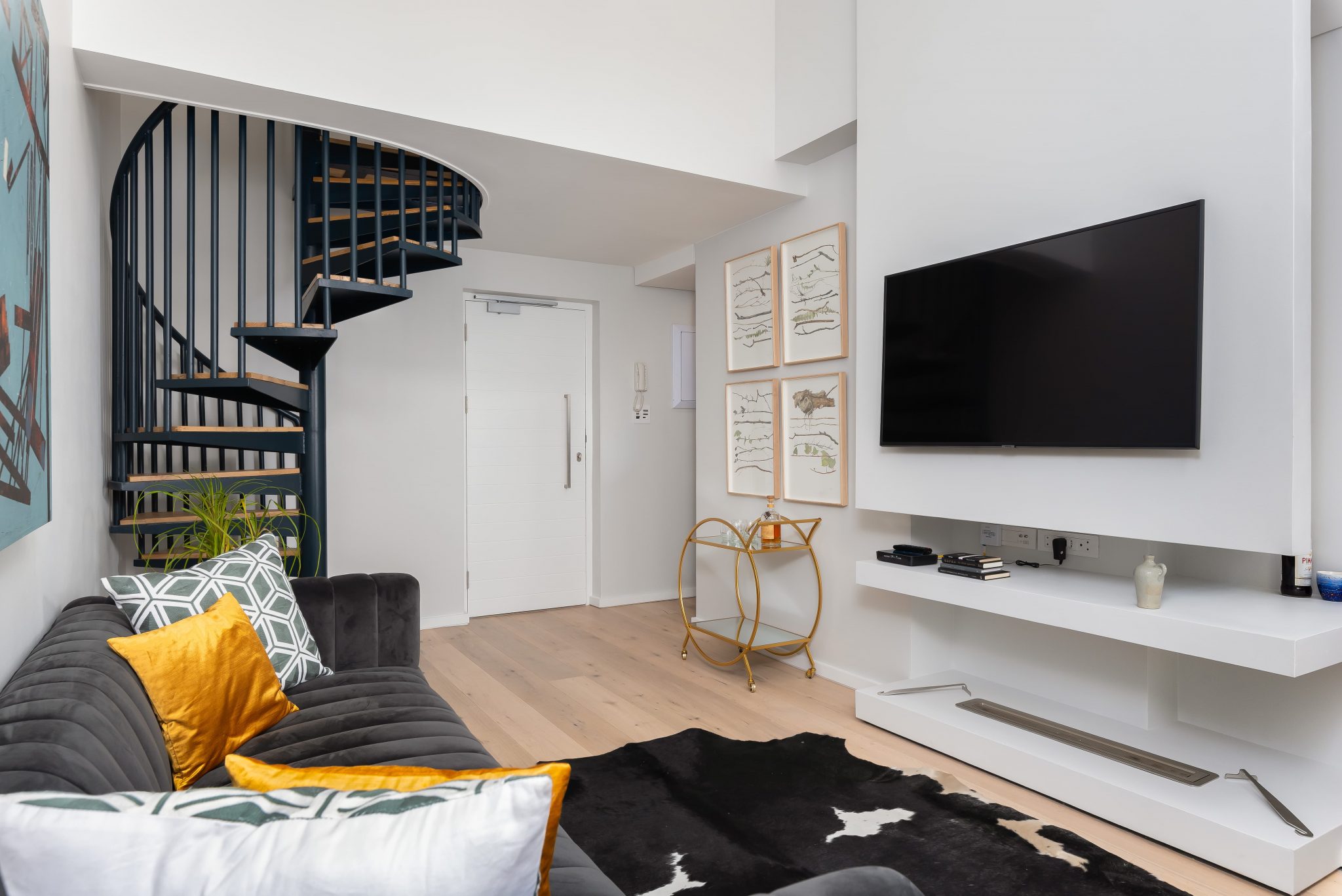 Double volume 2 bedroom apt in best part of Sea Point thumbnail 2