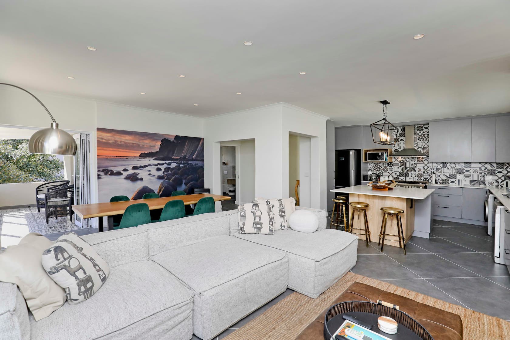 Gorgeous 3 bedroom apartment in Sea Point thumbnail 2