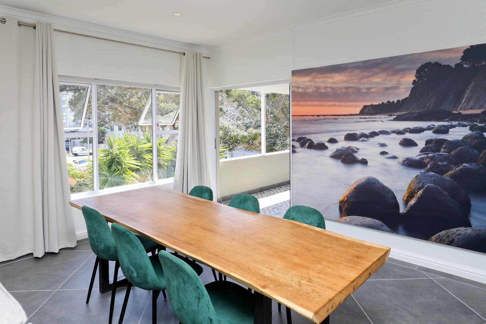 Gorgeous 3 bedroom apartment in Sea Point thumbnail 3