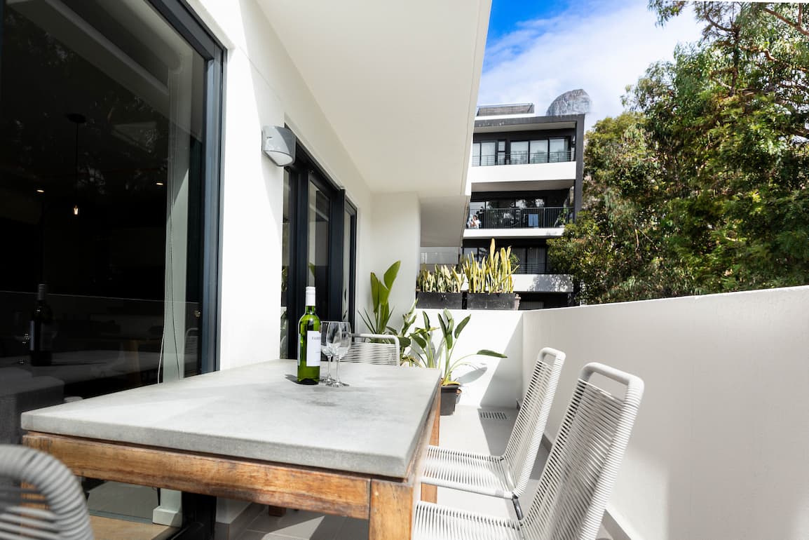 Light and Spacious 2 bed apartment in Sea Point thumbnail 2