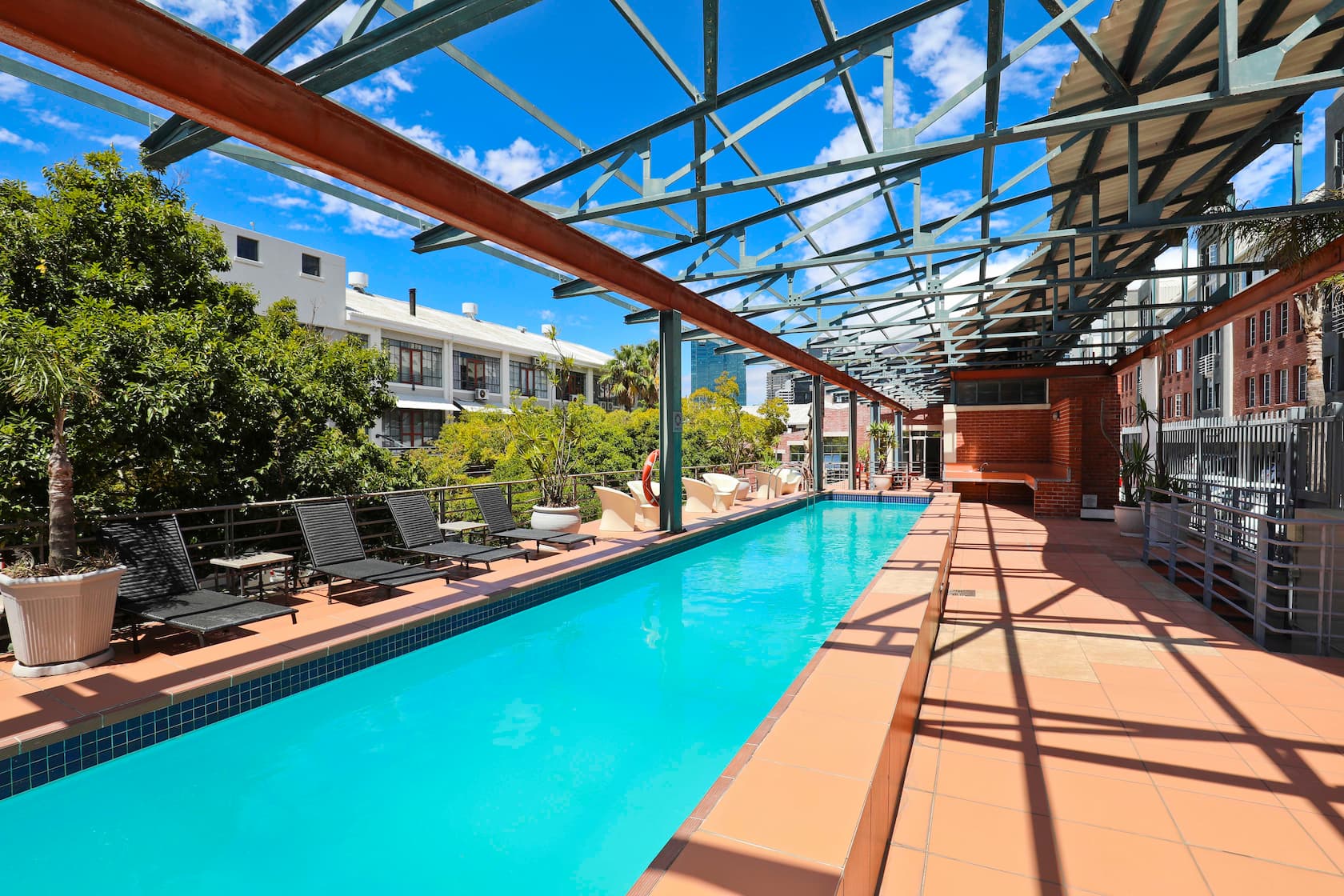 Luxurious loft in De Waterkant thumbnail 4