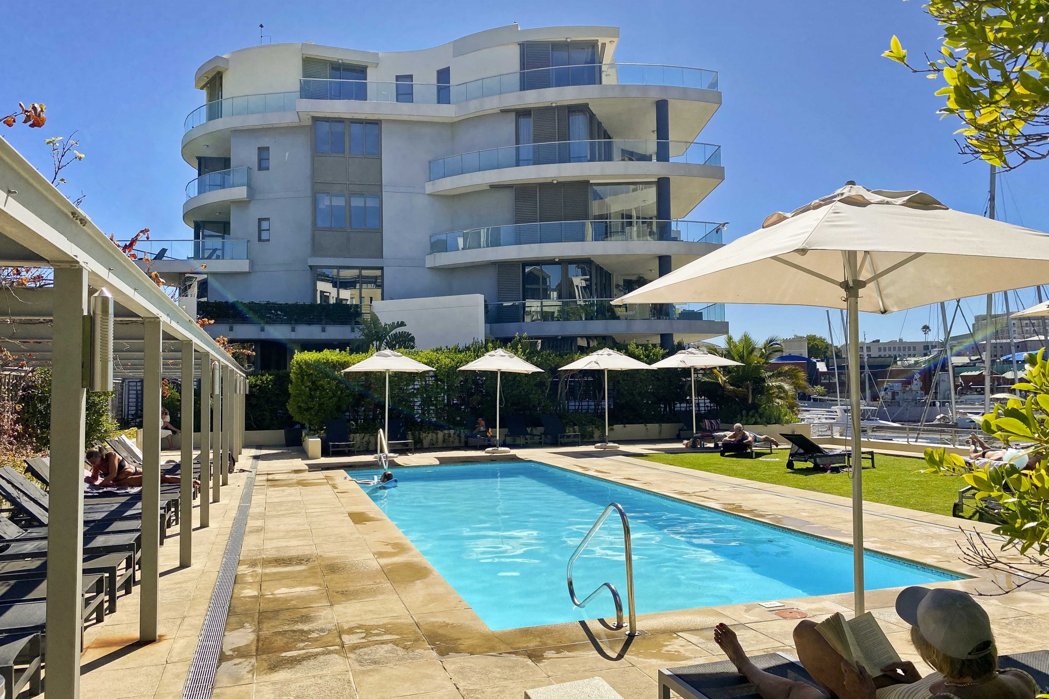 Luxury Waterfront Apartment thumbnail 4