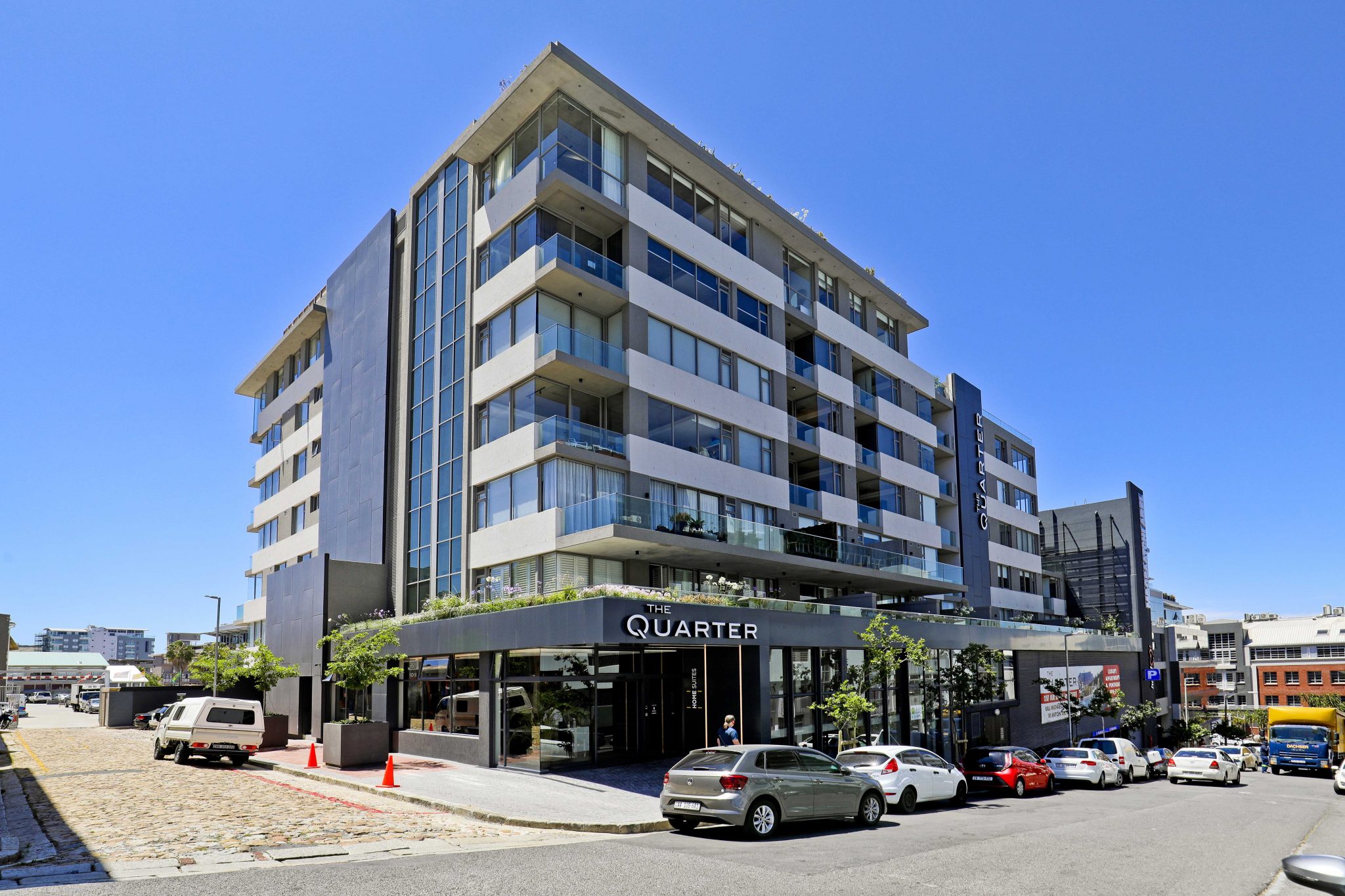 Sleek, modern, De Waterkant apartment thumbnail 3