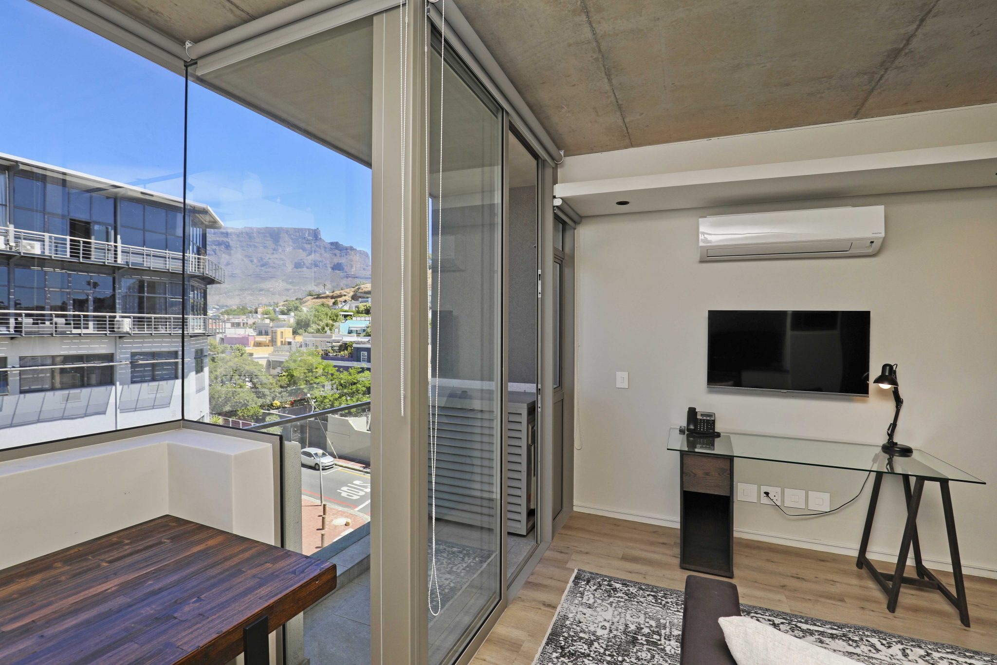 Sleek, modern, De Waterkant apartment thumbnail 2