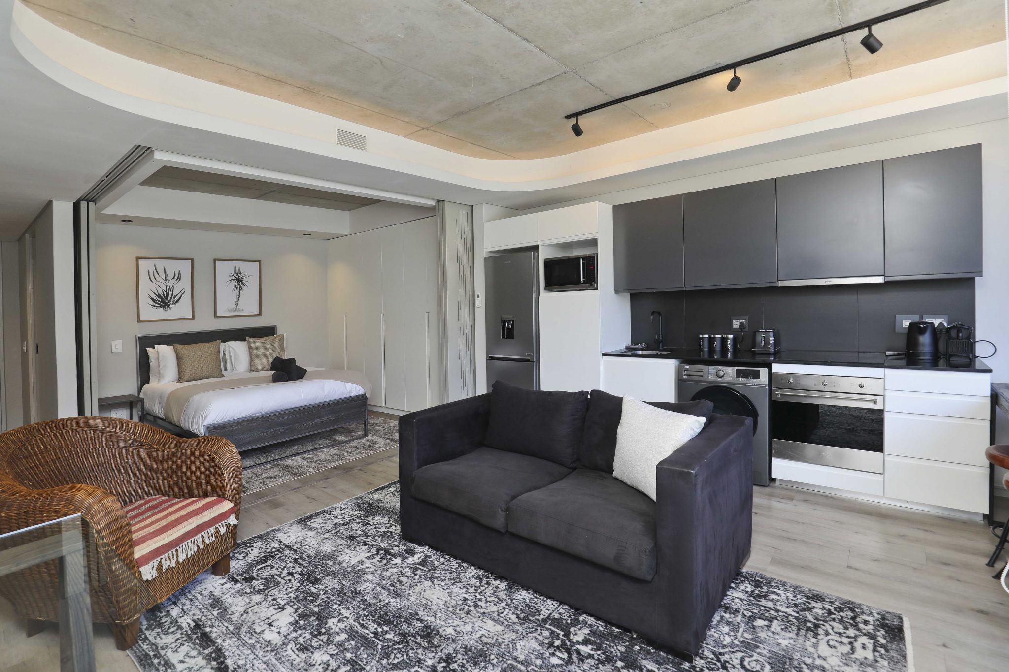 Sleek, modern, De Waterkant apartment thumbnail 4