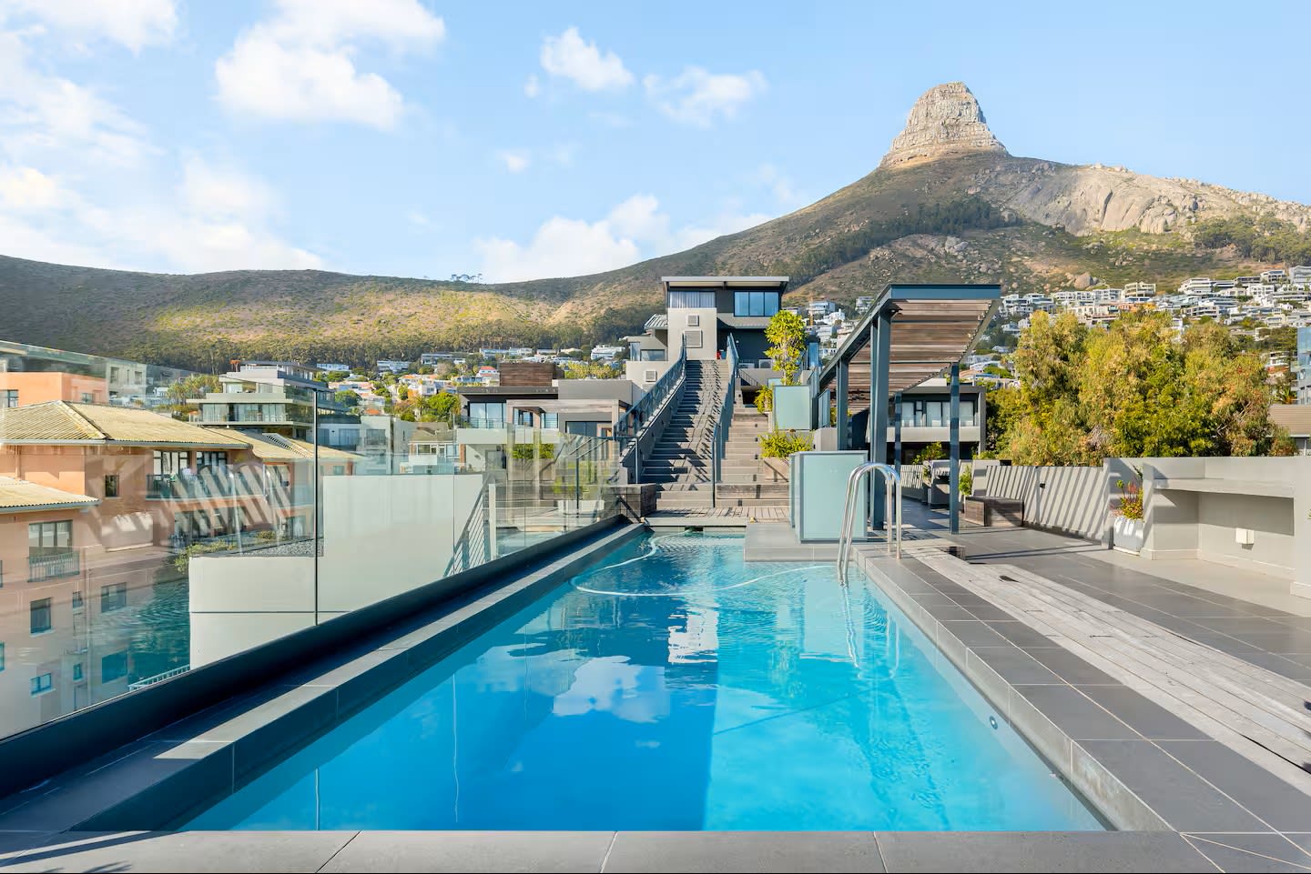 Snazzy 2 bedroom Sea Point apartment thumbnail 3