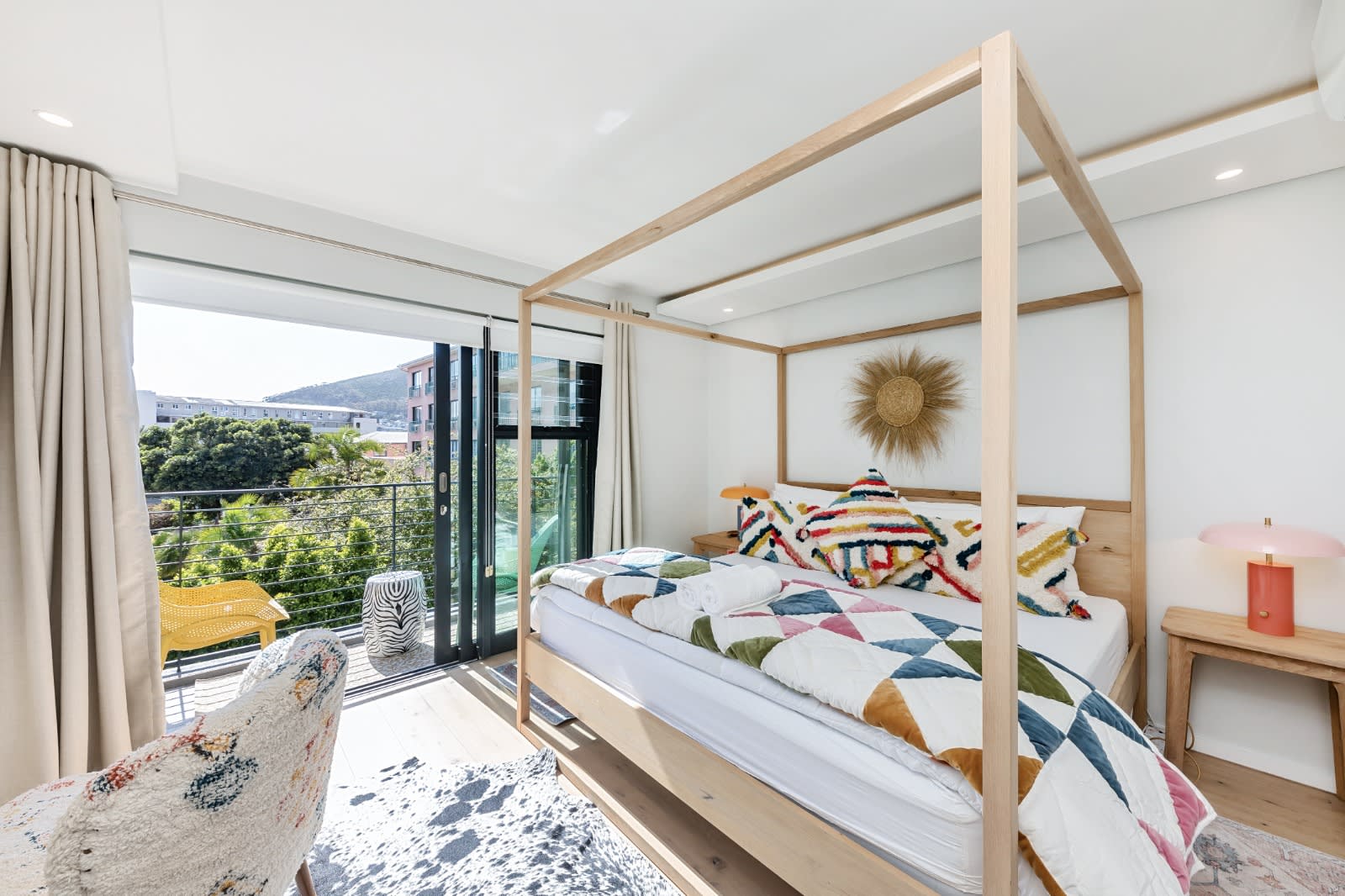 Snazzy 2 bedroom Sea Point apartment thumbnail 4