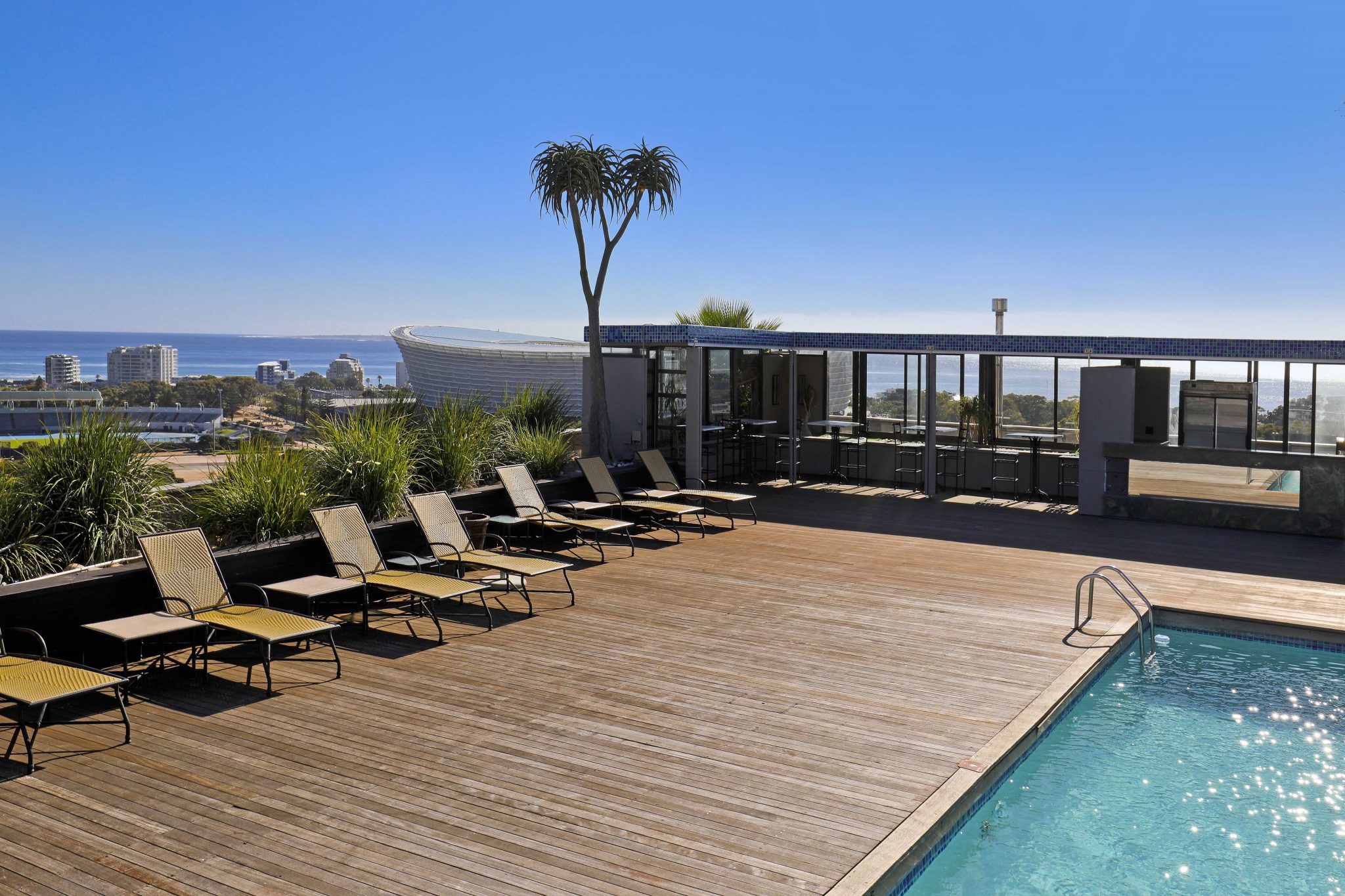 Super spacious 2 bedroom apt in Green Point thumbnail 3