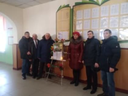 Нам дороги эти позабыть нельзя