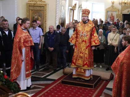 Глава Приморской митрополии совершил Божественную литургию в день престольного праздника Свято-Никольского собора